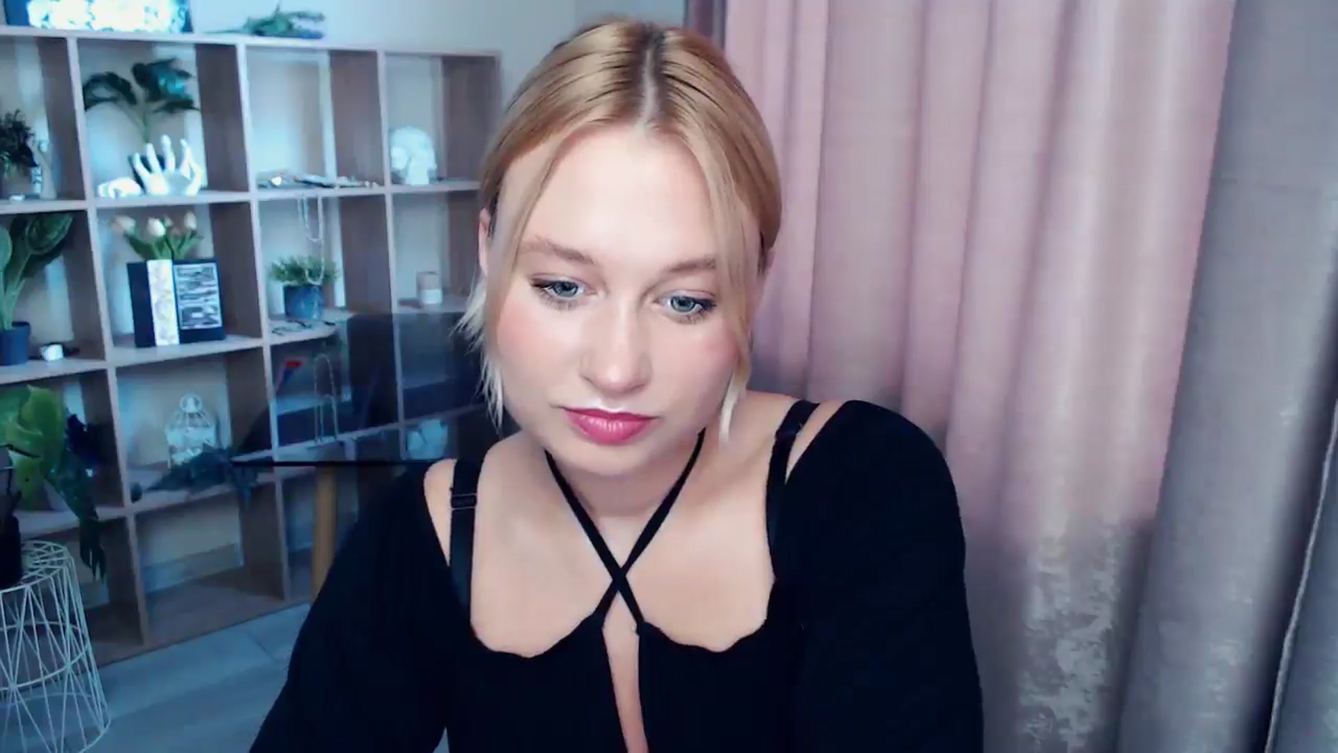 Gallery image thumbnail from Kukla_kolduna's myfreecams stream on, 07/13/2025, 17:12 image 10 of 20
