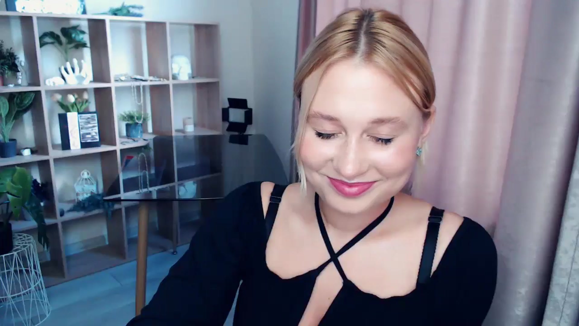 Gallery image thumbnail from Kukla_kolduna's myfreecams stream on, 07/13/2025, 17:12 image 16 of 20