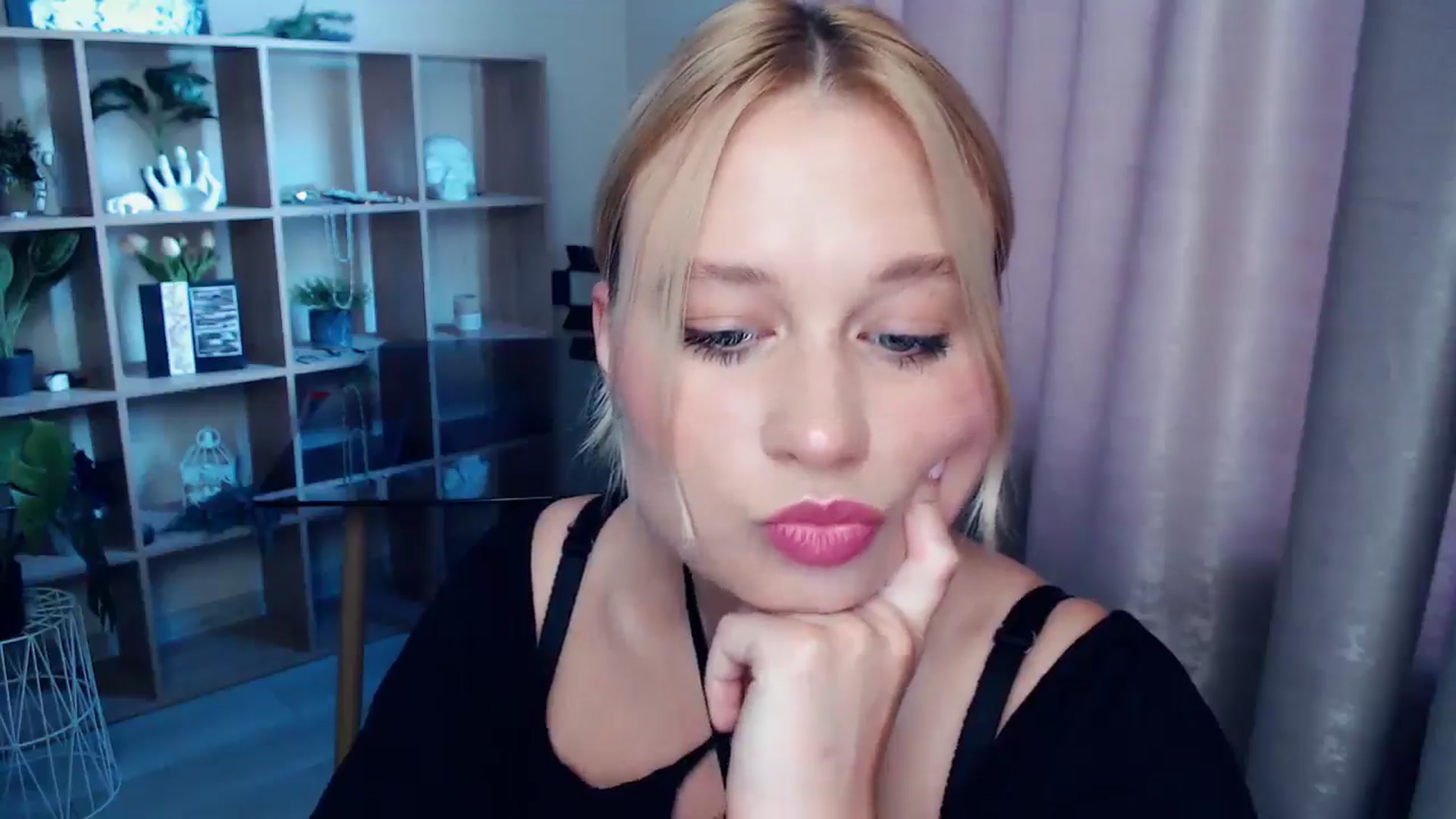 Gallery image thumbnail from Kukla_kolduna's myfreecams stream on, 07/13/2025, 17:12 image 7 of 20