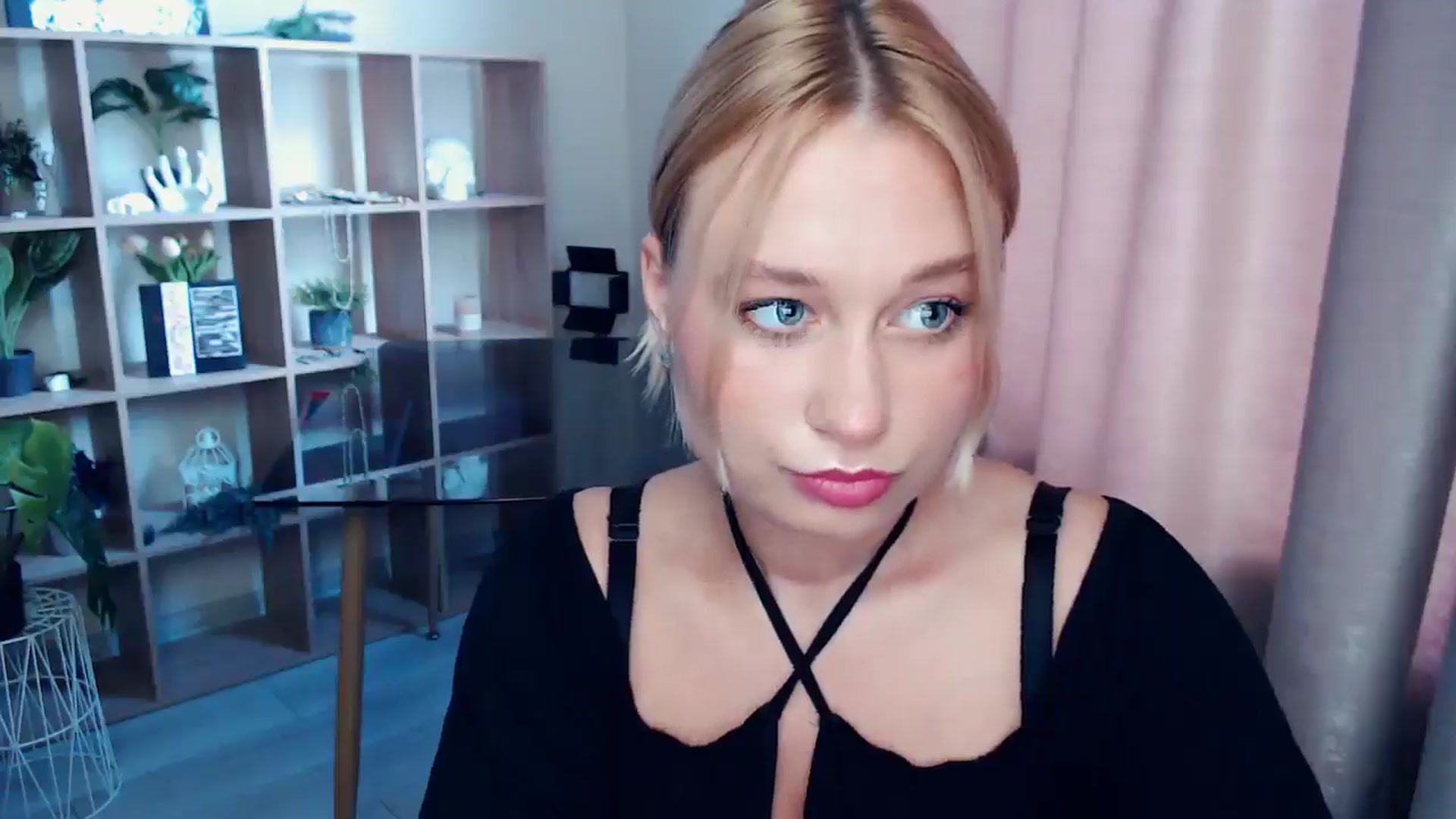 Gallery image thumbnail from Kukla_kolduna's myfreecams stream on, 07/13/2025, 17:12 image 5 of 20