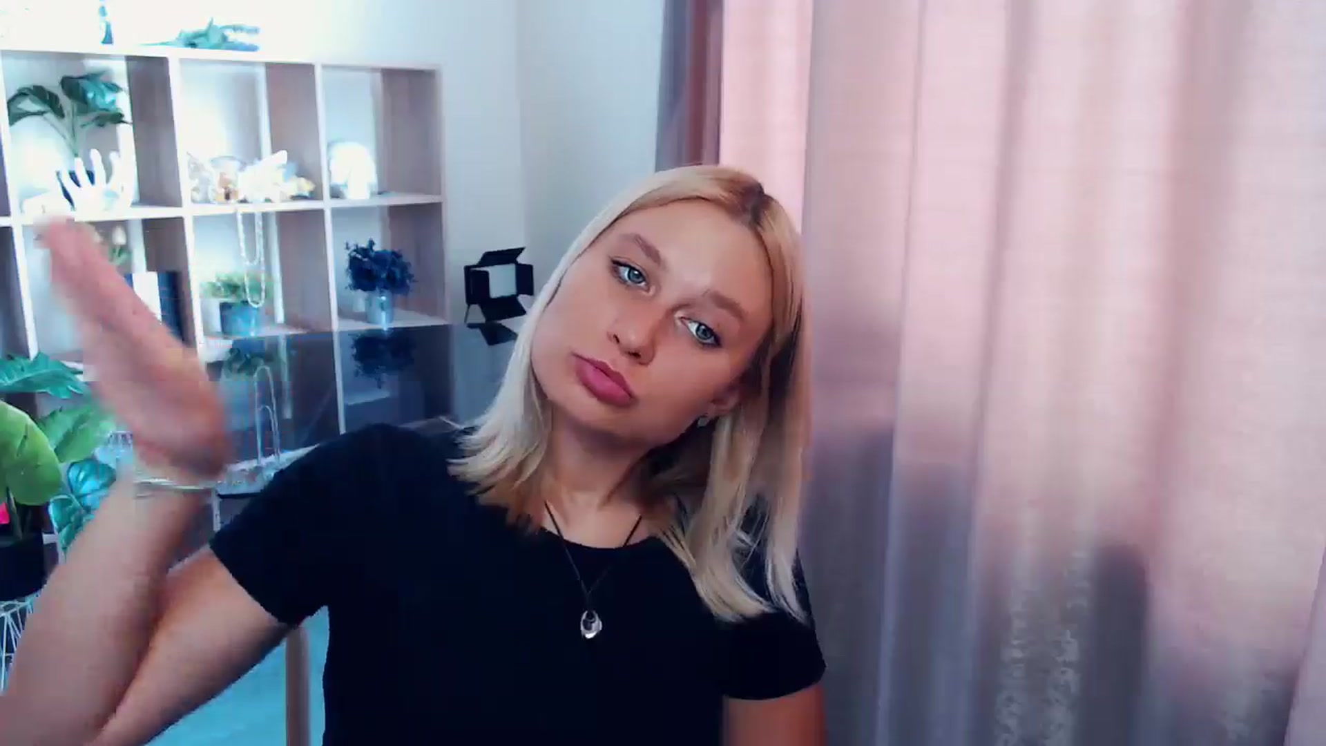 Gallery image thumbnail from Kukla_kolduna's myfreecams stream on, 08/17/2025, 10:33 image 8 of 20