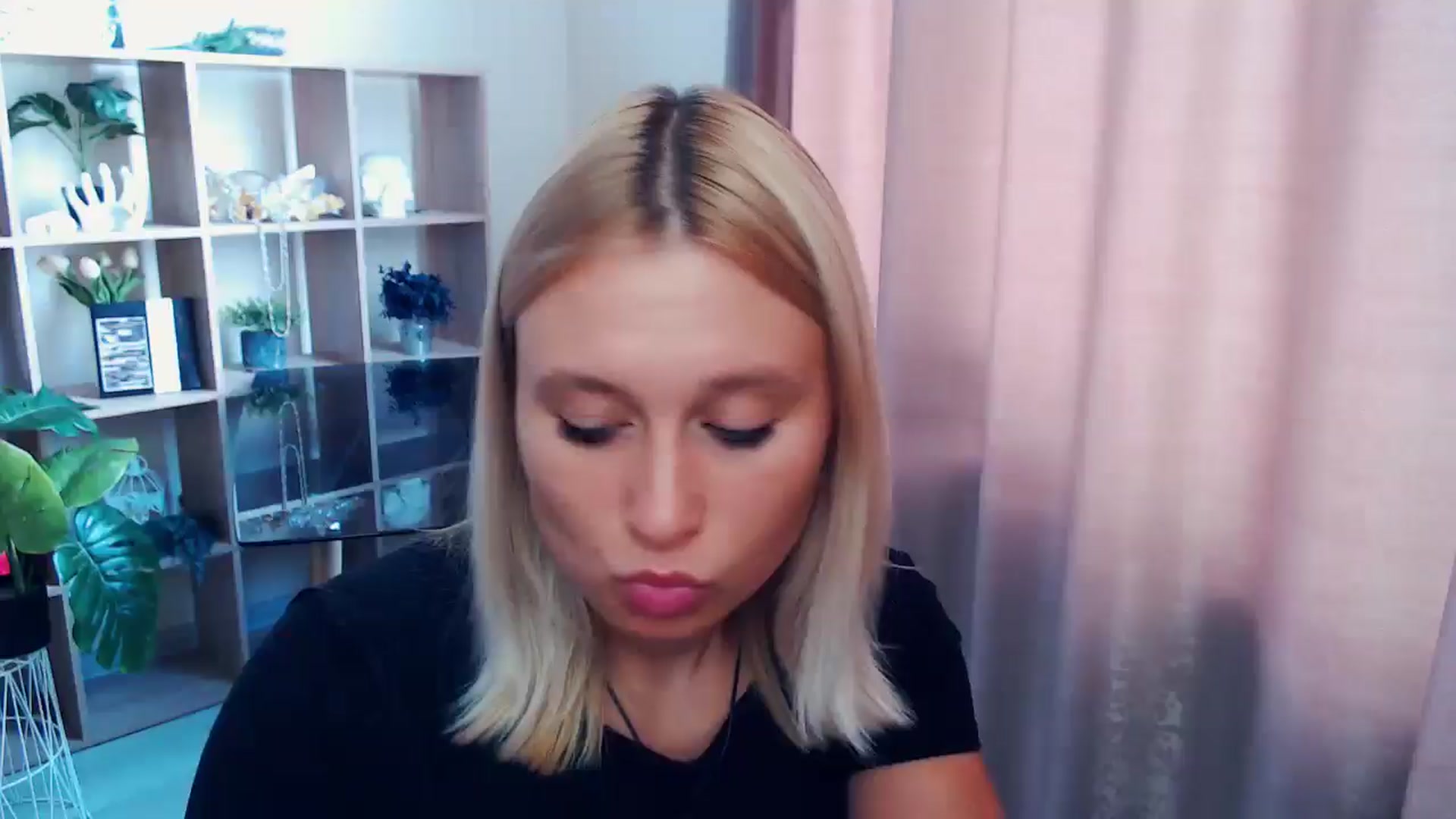 Gallery image thumbnail from Kukla_kolduna's myfreecams stream on, 08/17/2025, 10:33 image 7 of 20