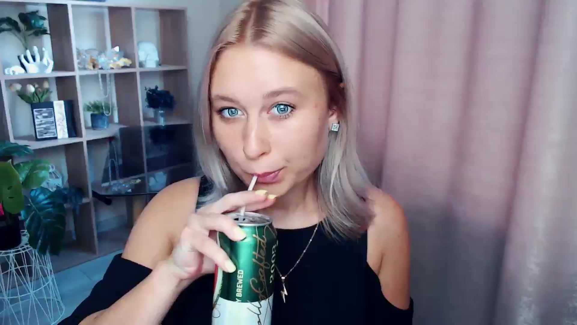 Gallery image thumbnail from Kukla_kolduna's myfreecams stream on, 08/21/2025, 17:12 image 3 of 20