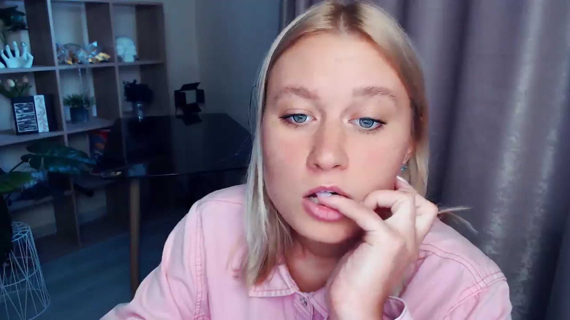 Gallery image thumbnail from Kukla_kolduna's myfreecams stream on, 08/27/2025, 16:43 image 12 of 20