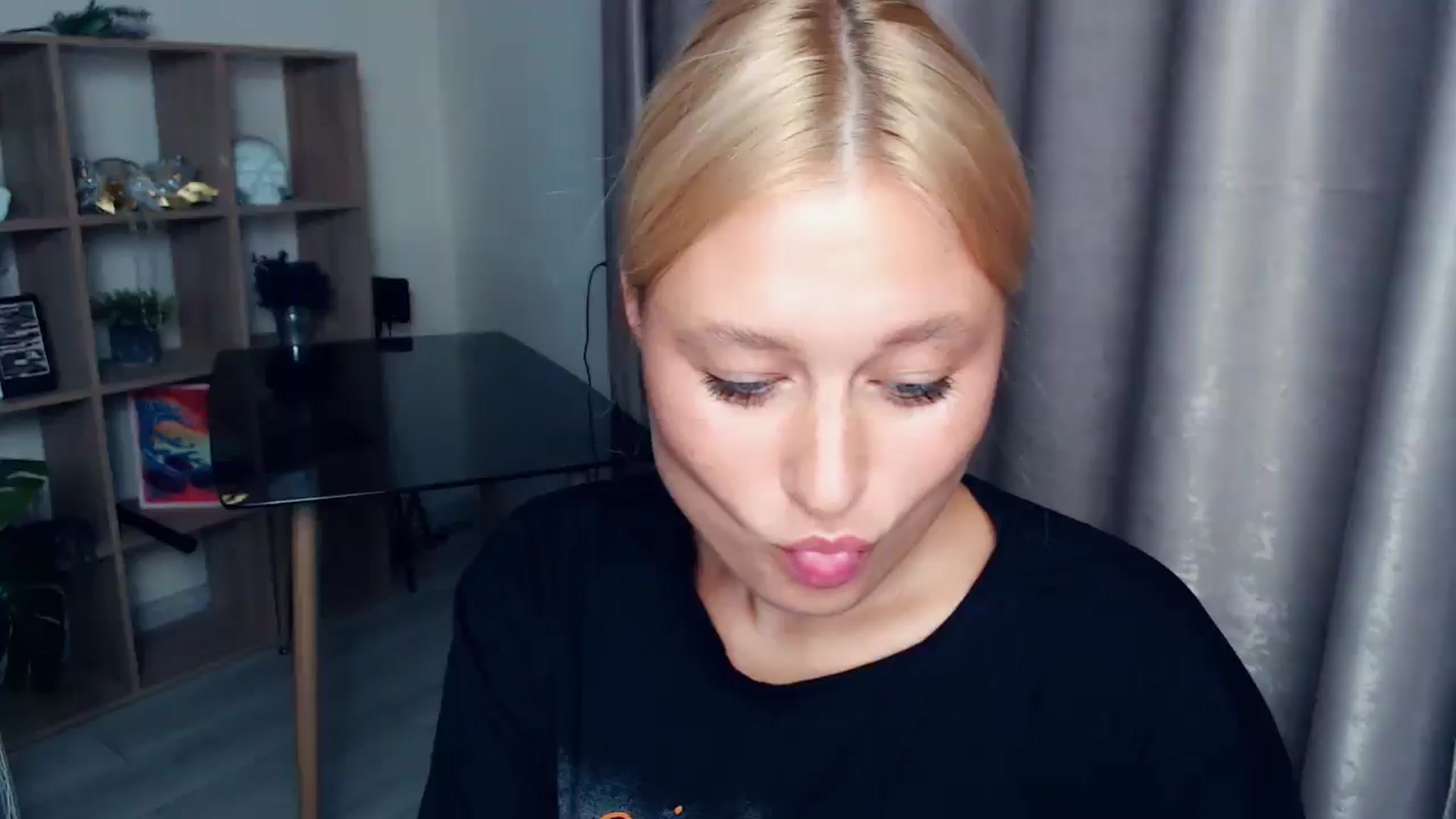 Gallery image thumbnail from Kukla_kolduna's myfreecams stream on, 10/03/2025, 18:27 image 16 of 20
