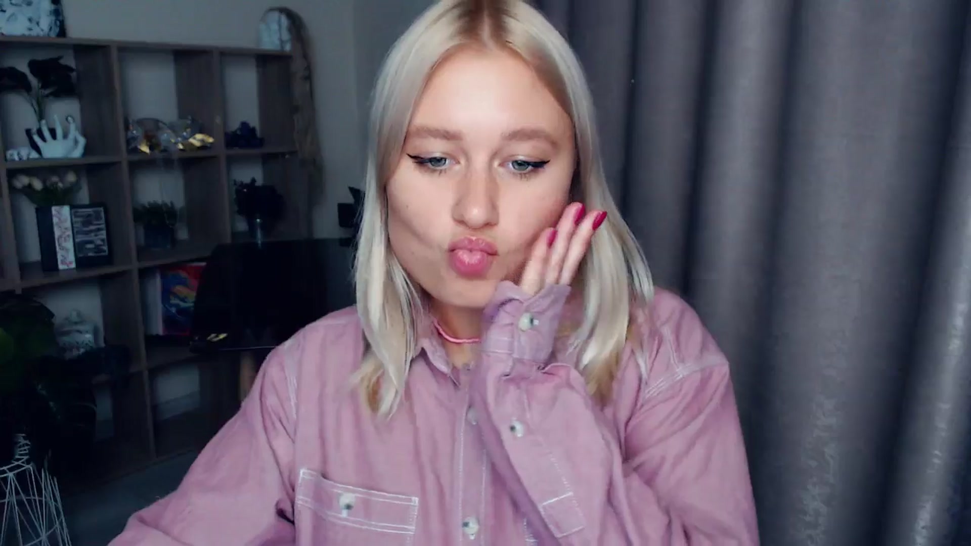 Gallery image thumbnail from Kukla_kolduna's myfreecams stream on, 10/18/2025, 17:43 image 10 of 20