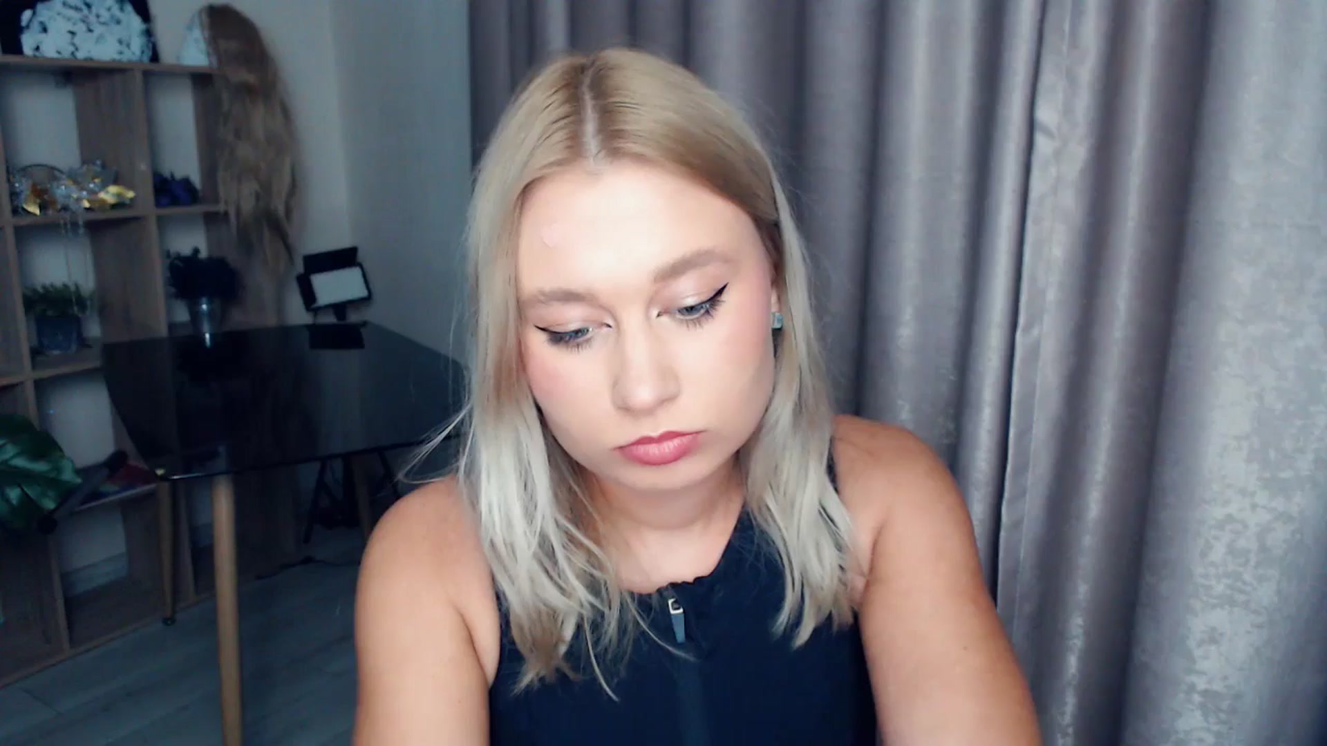 Gallery image thumbnail from Kukla_kolduna's myfreecams stream on, 11/14/2025, 18:25 image 7 of 20