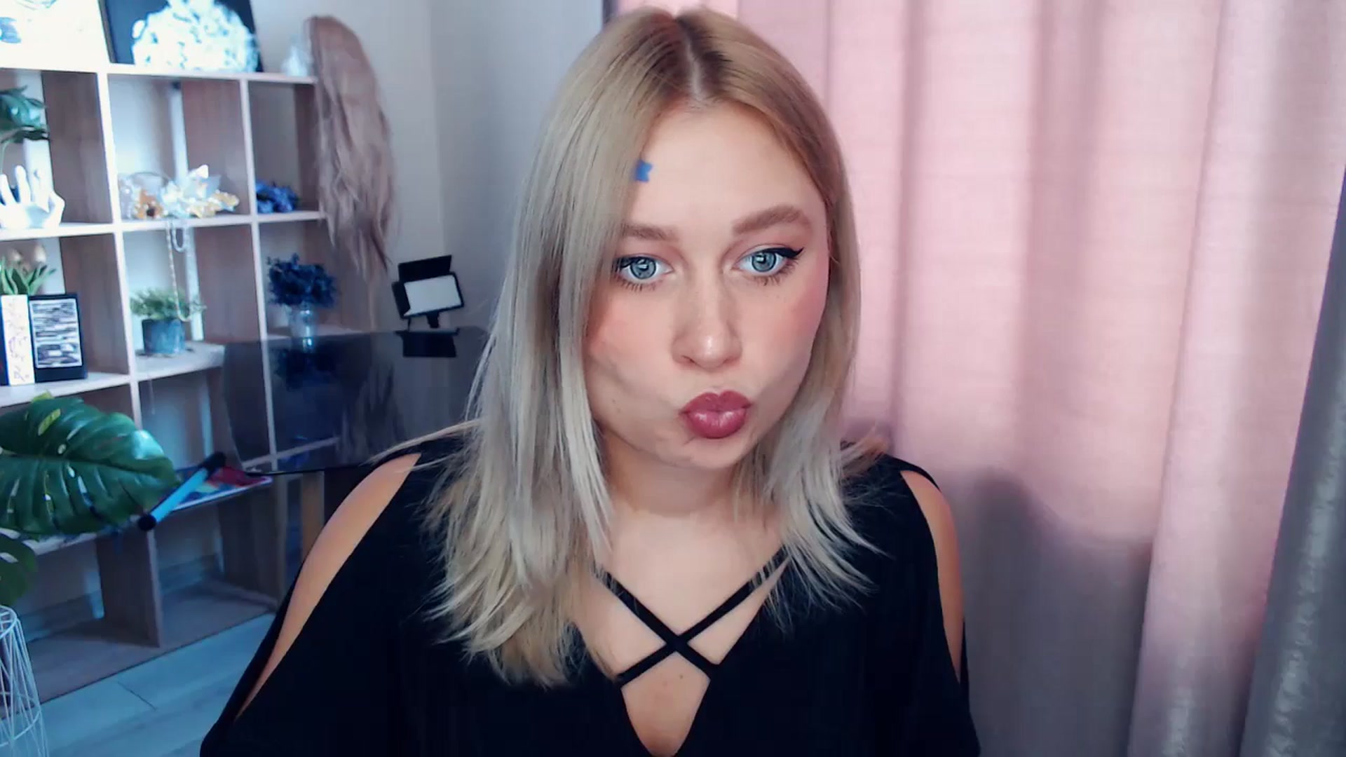 Gallery image thumbnail from Kukla_kolduna's myfreecams stream on, 11/15/2025, 09:04 image 2 of 20