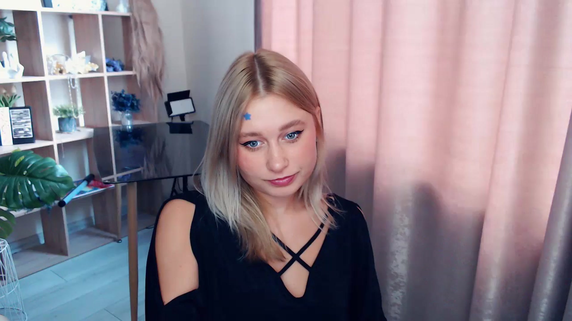 Gallery image thumbnail from Kukla_kolduna's myfreecams stream on, 11/15/2025, 10:53 image 17 of 20