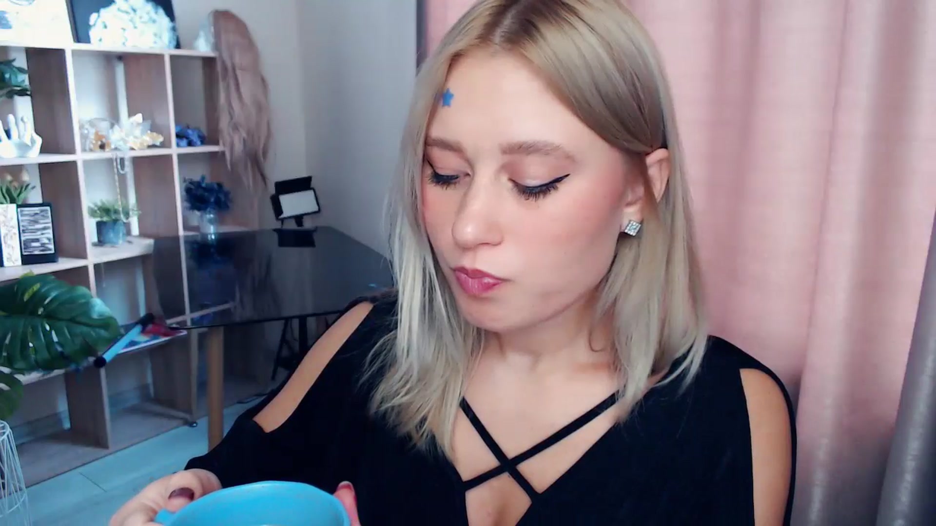 Gallery image thumbnail from Kukla_kolduna's myfreecams stream on, 11/15/2025, 10:53 image 2 of 20
