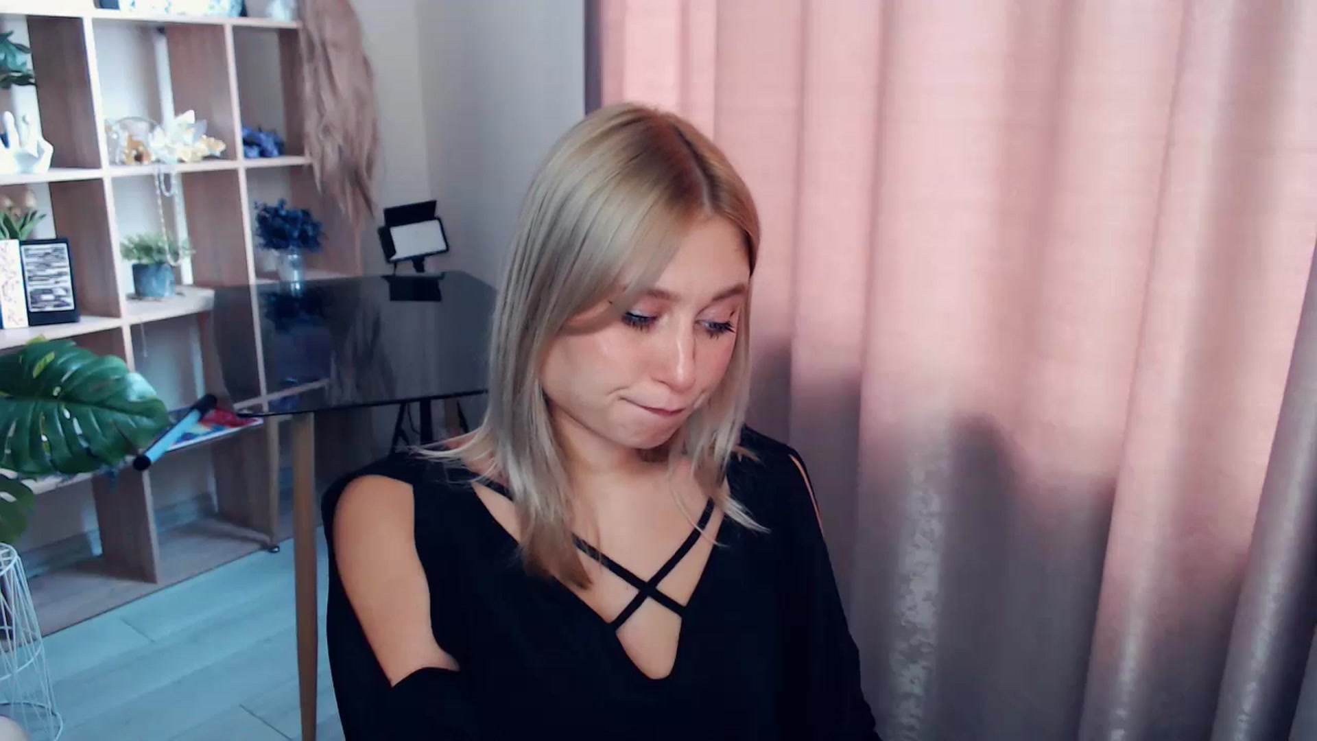Gallery image thumbnail from Kukla_kolduna's myfreecams stream on, 11/15/2025, 11:21 image 10 of 20