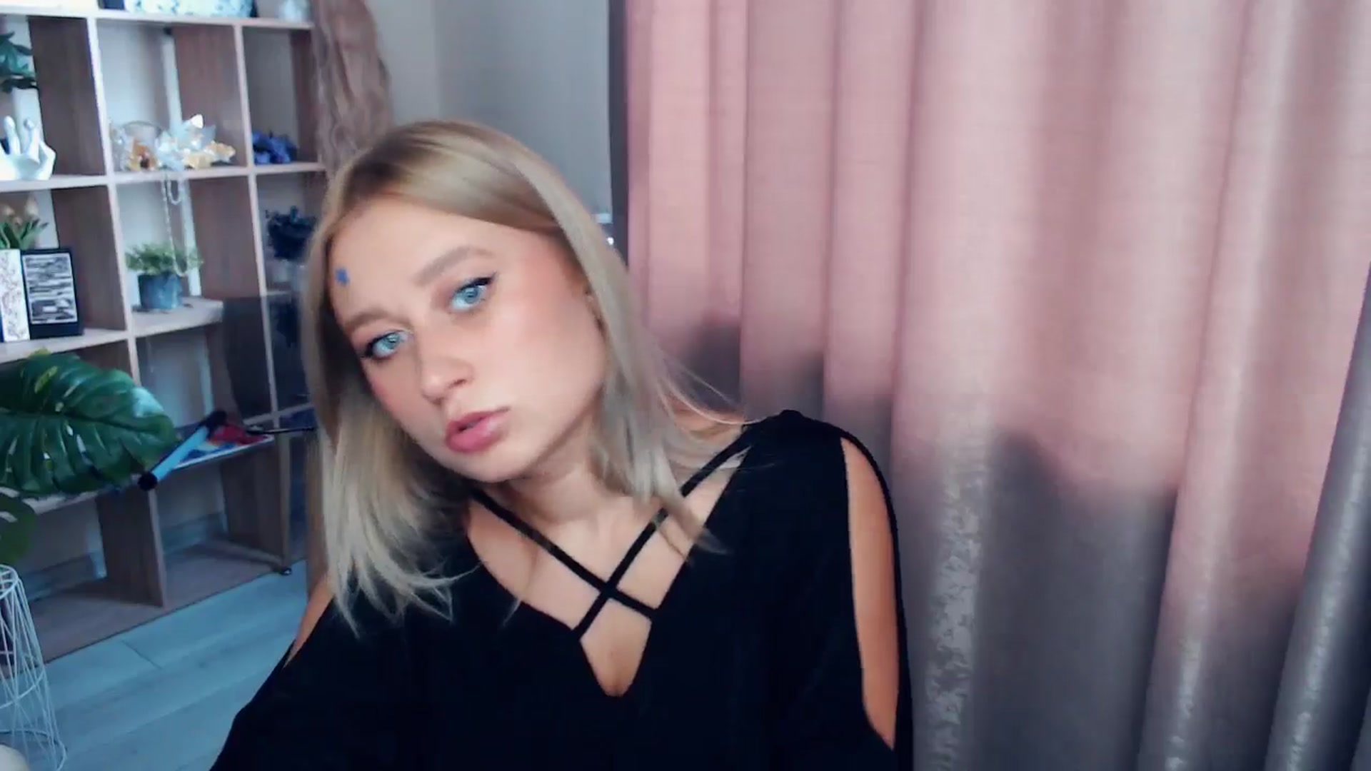 Gallery image thumbnail from Kukla_kolduna's myfreecams stream on, 11/15/2025, 11:21 image 15 of 20