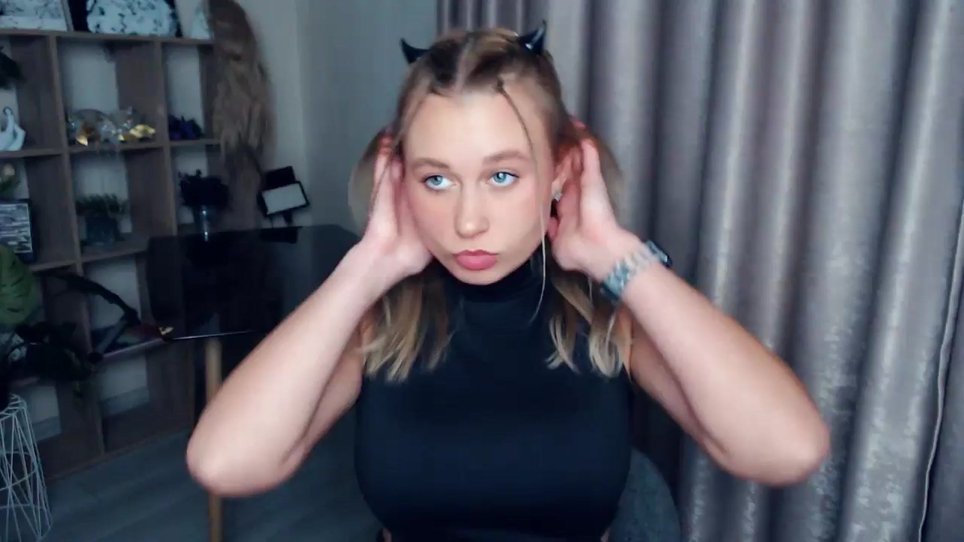 Gallery image thumbnail from Kukla_kolduna's myfreecams stream on, 12/17/2025, 17:18 image 17 of 20