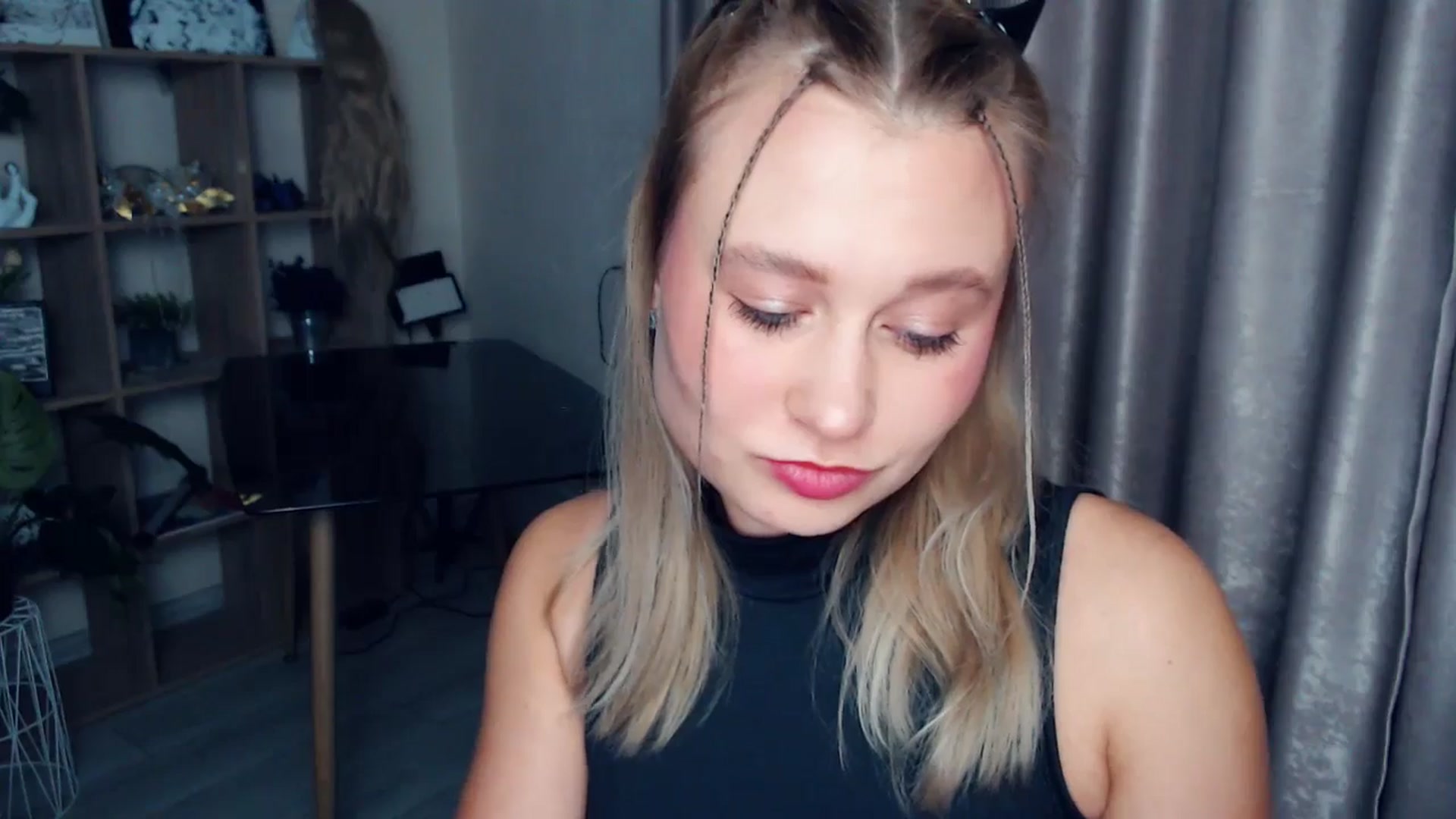 Gallery image thumbnail from Kukla_kolduna's myfreecams stream on, 12/17/2025, 17:18 image 10 of 20