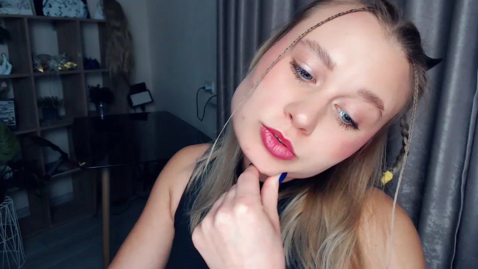 Gallery image thumbnail from Kukla_kolduna's myfreecams stream on, 12/17/2025, 17:18 image 9 of 20