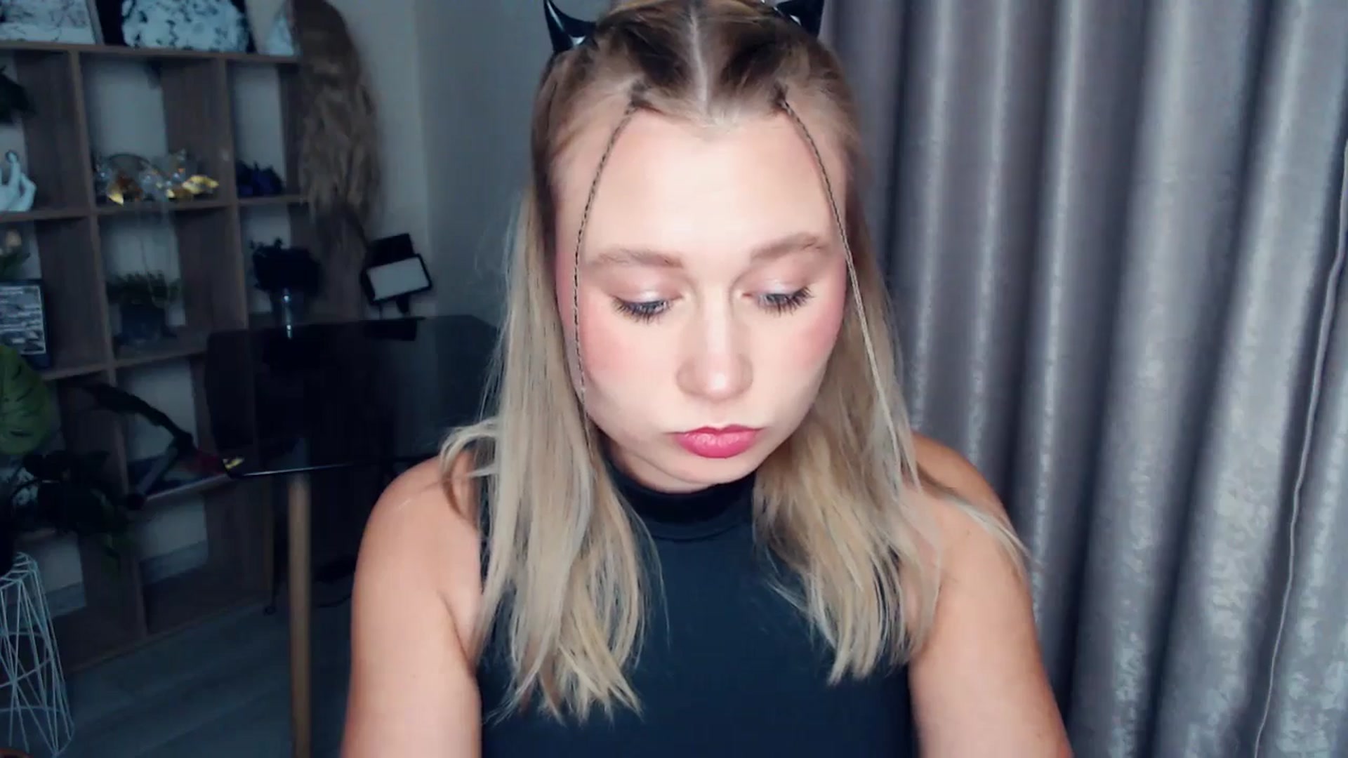 Gallery image thumbnail from Kukla_kolduna's myfreecams stream on, 12/17/2025, 17:18 image 3 of 20