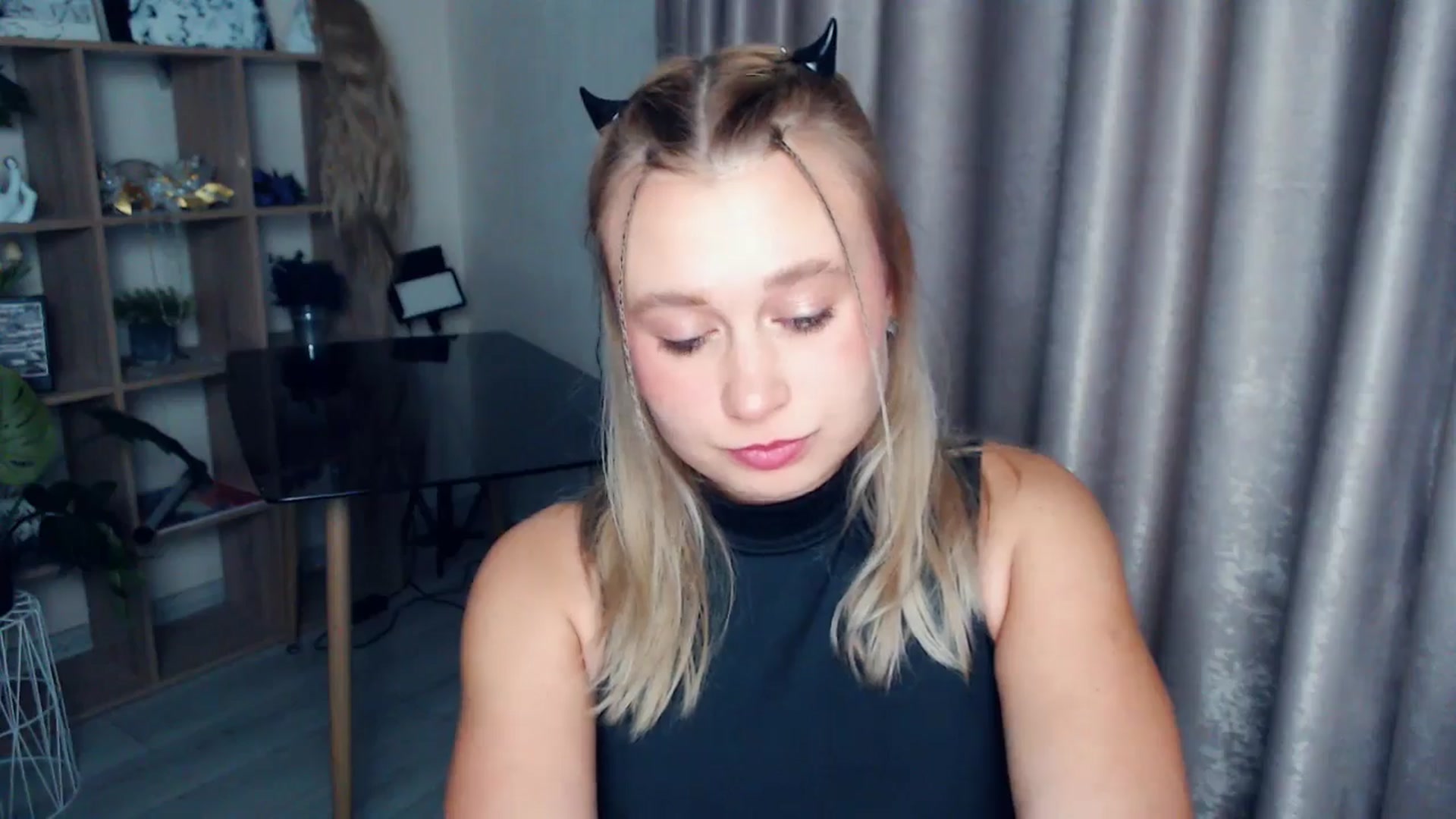 Gallery image thumbnail from Kukla_kolduna's myfreecams stream on, 12/17/2025, 18:01 image 12 of 20