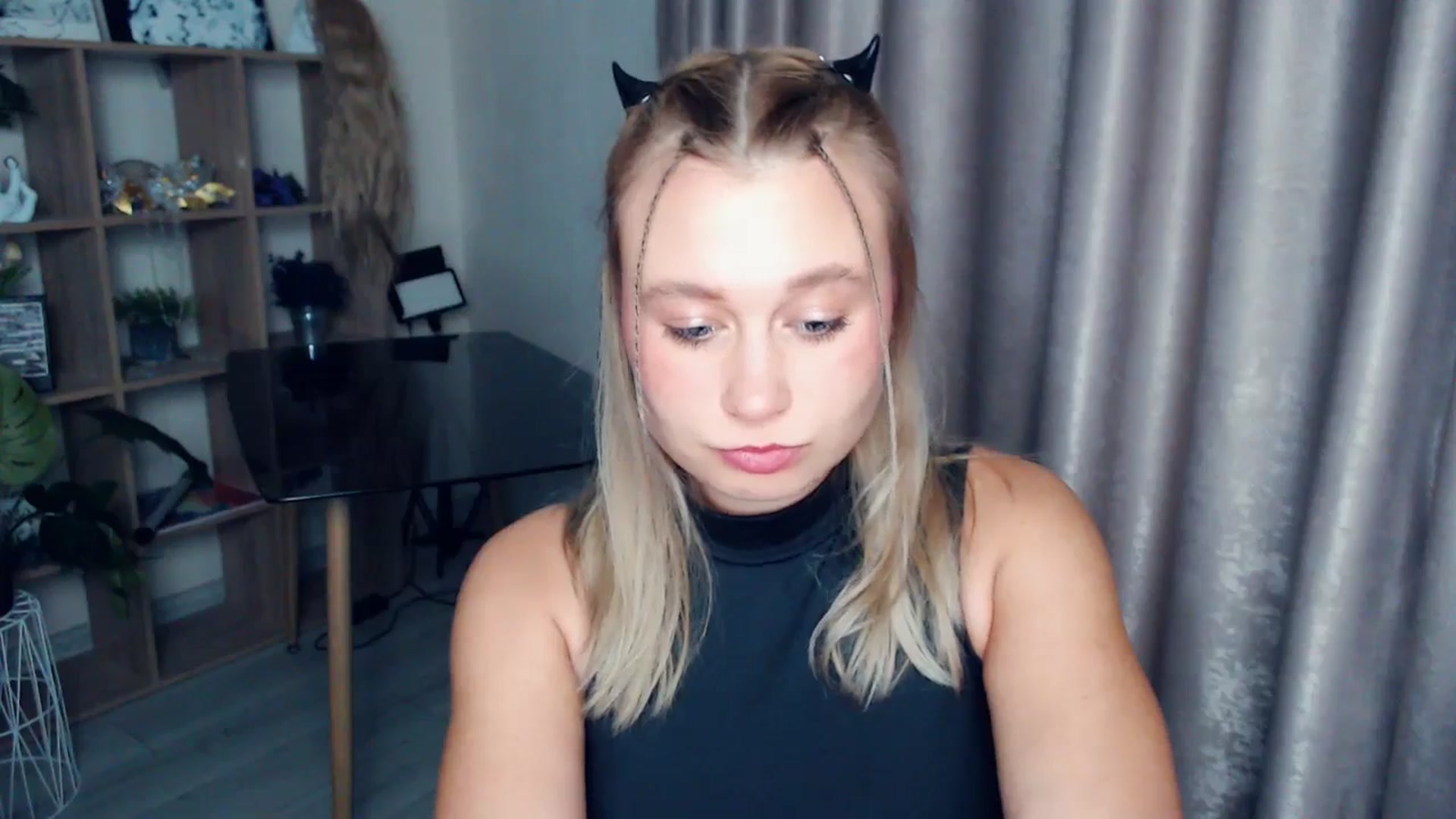 Gallery image thumbnail from Kukla_kolduna's myfreecams stream on, 12/17/2025, 18:01 image 15 of 20