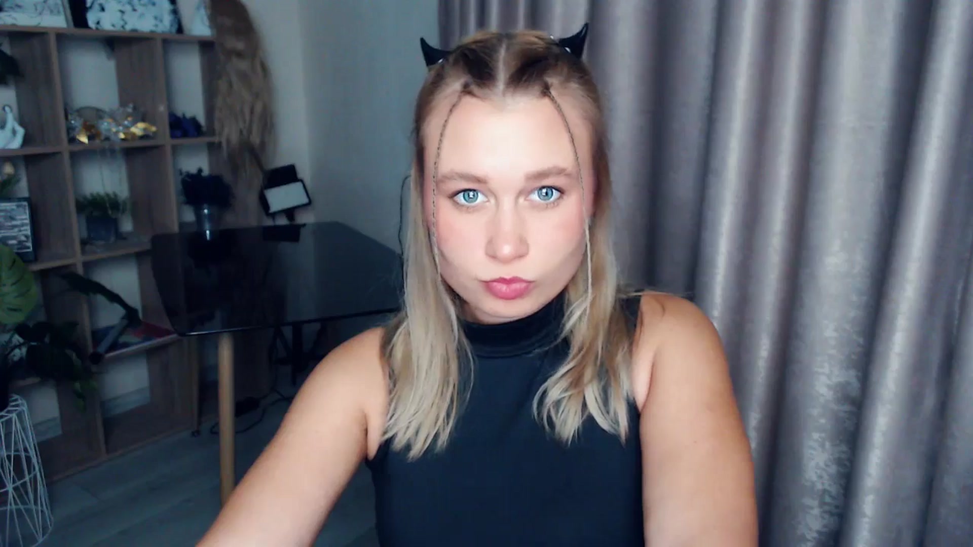Gallery image thumbnail from Kukla_kolduna's myfreecams stream on, 12/17/2025, 18:01 image 13 of 20