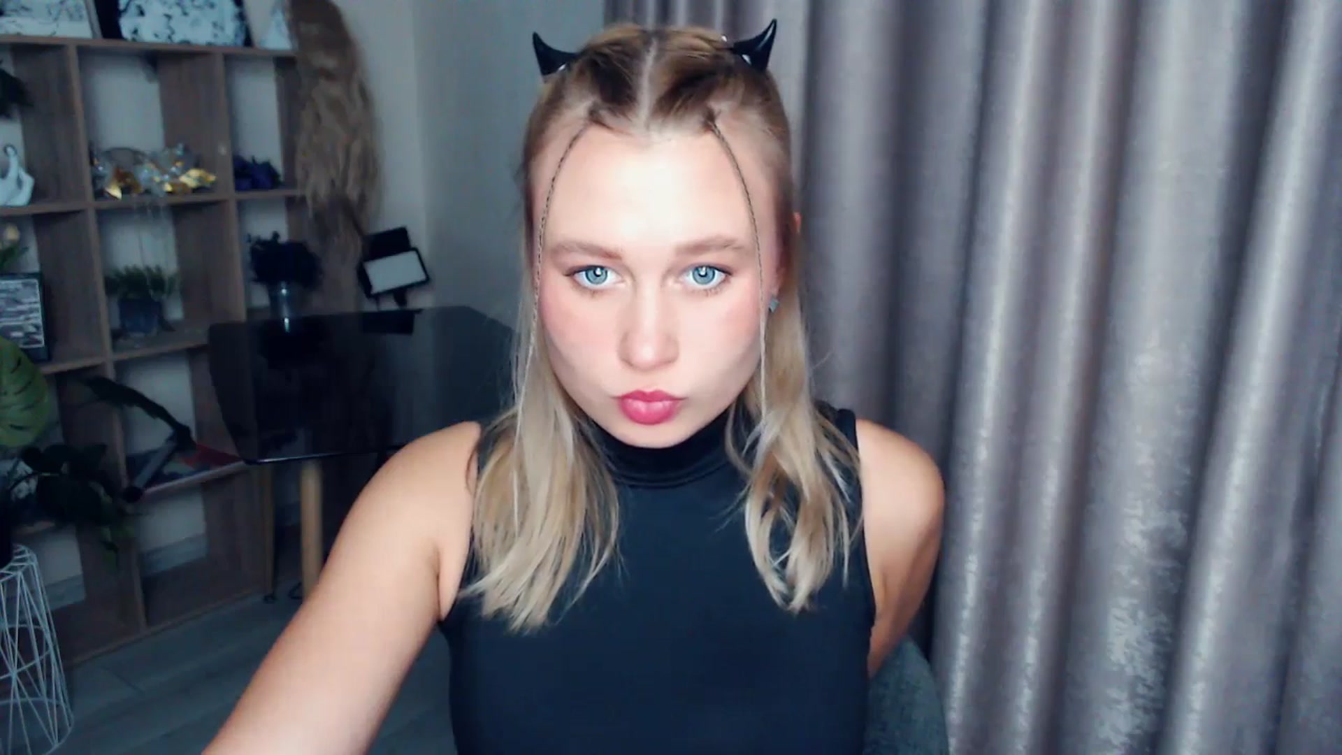 Gallery image thumbnail from Kukla_kolduna's myfreecams stream on, 12/17/2025, 18:01 image 3 of 20