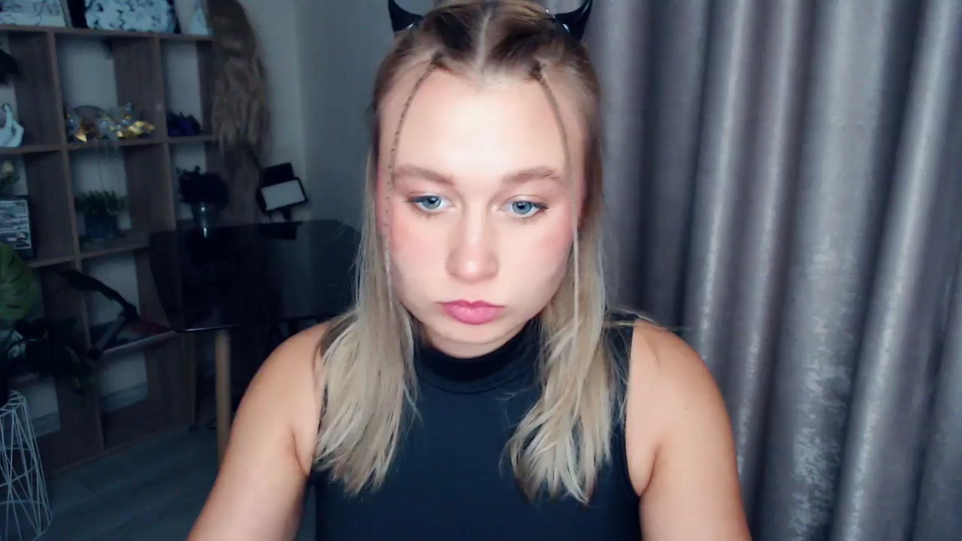 Gallery image thumbnail from Kukla_kolduna's myfreecams stream on, 12/17/2025, 18:01 image 18 of 20