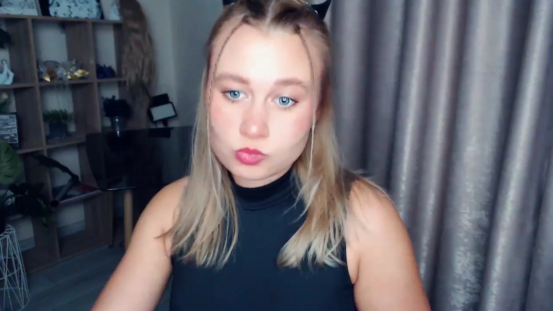 Gallery image thumbnail from Kukla_kolduna's myfreecams stream on, 12/17/2025, 18:01 image 6 of 20