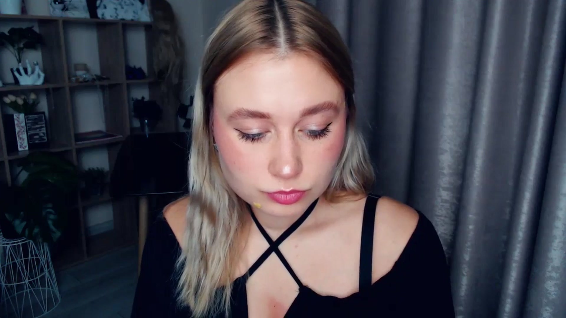Gallery image thumbnail from Kukla_kolduna's myfreecams stream on, 12/26/2025, 16:36 image 4 of 20