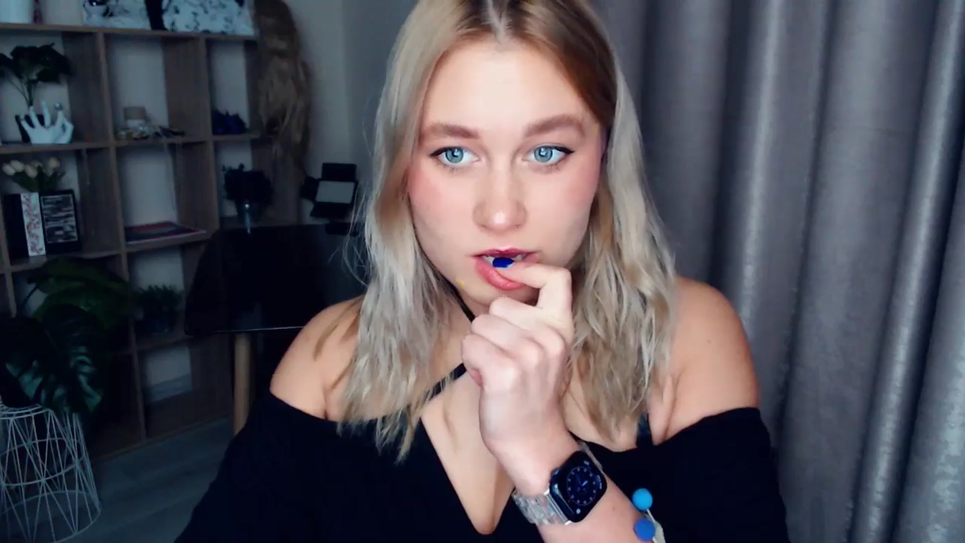 Gallery image thumbnail from Kukla_kolduna's myfreecams stream on, 12/26/2025, 16:36 image 16 of 20