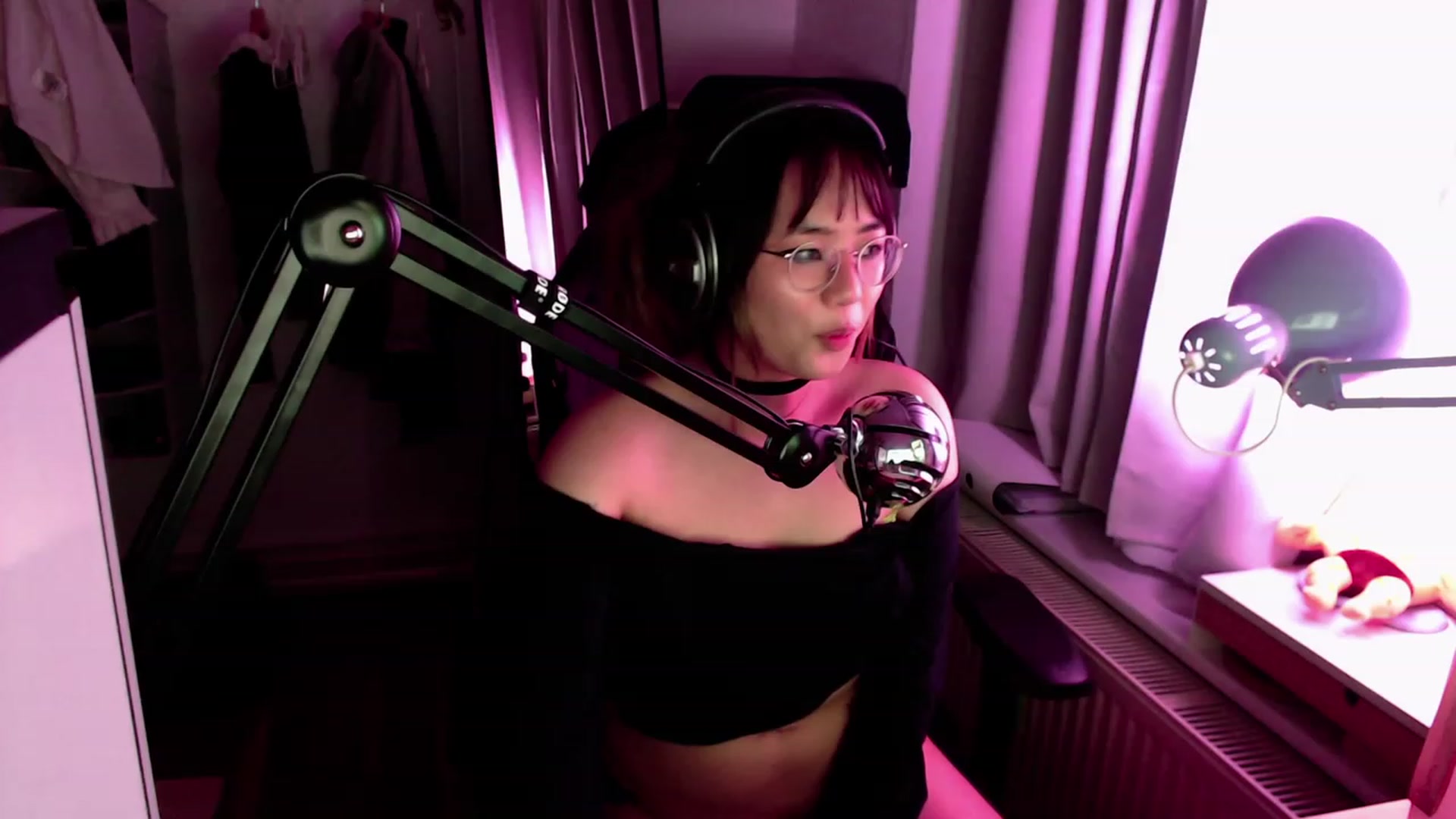 Gallery image thumbnail from Kuromin's myfreecams stream on, 08/06/2023, 24:32 image 17 of 20