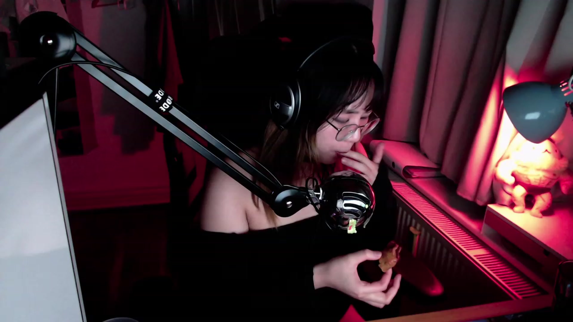 Gallery image thumbnail from Kuromin's myfreecams stream on, 08/08/2023, 02:24 image 11 of 20