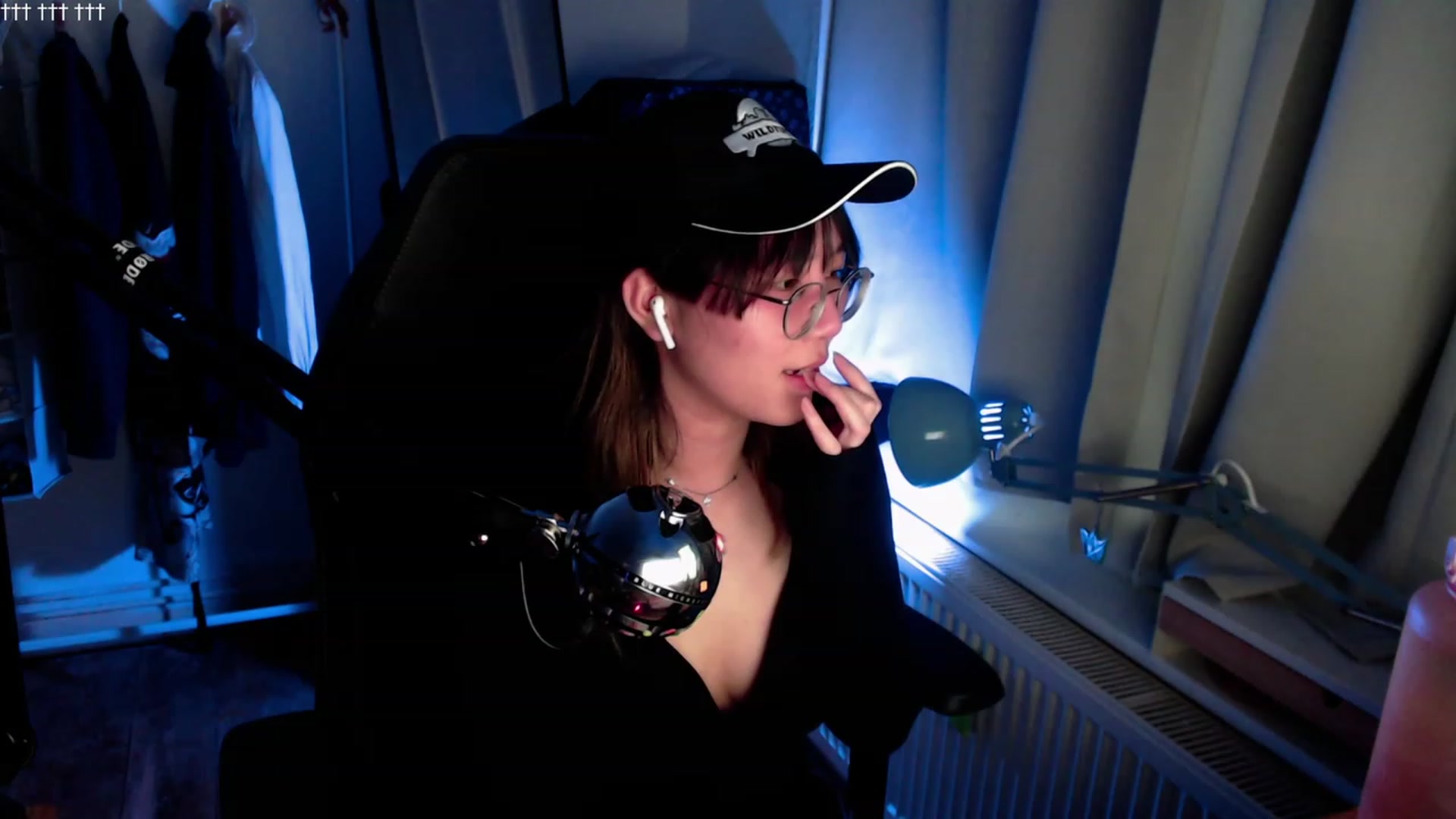 Gallery image thumbnail from Kuromin's myfreecams stream on, 09/04/2023, 04:49 image 15 of 20
