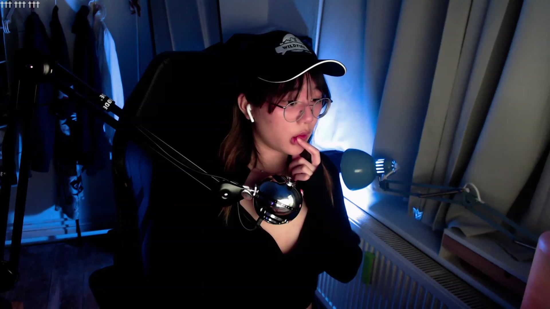 Gallery image thumbnail from Kuromin's myfreecams stream on, 09/04/2023, 04:49 image 6 of 20