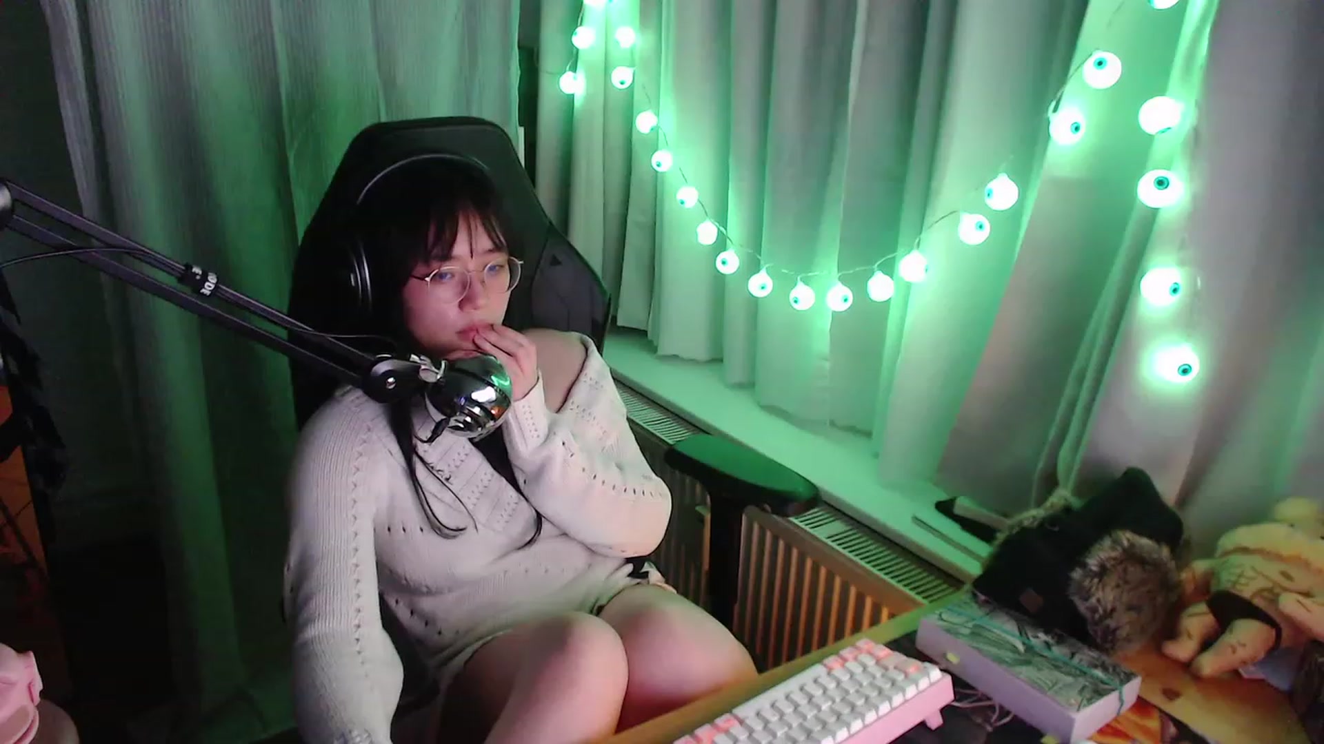 Gallery image thumbnail from Kuromin's myfreecams stream on, 10/02/2023, 24:05 image 4 of 20