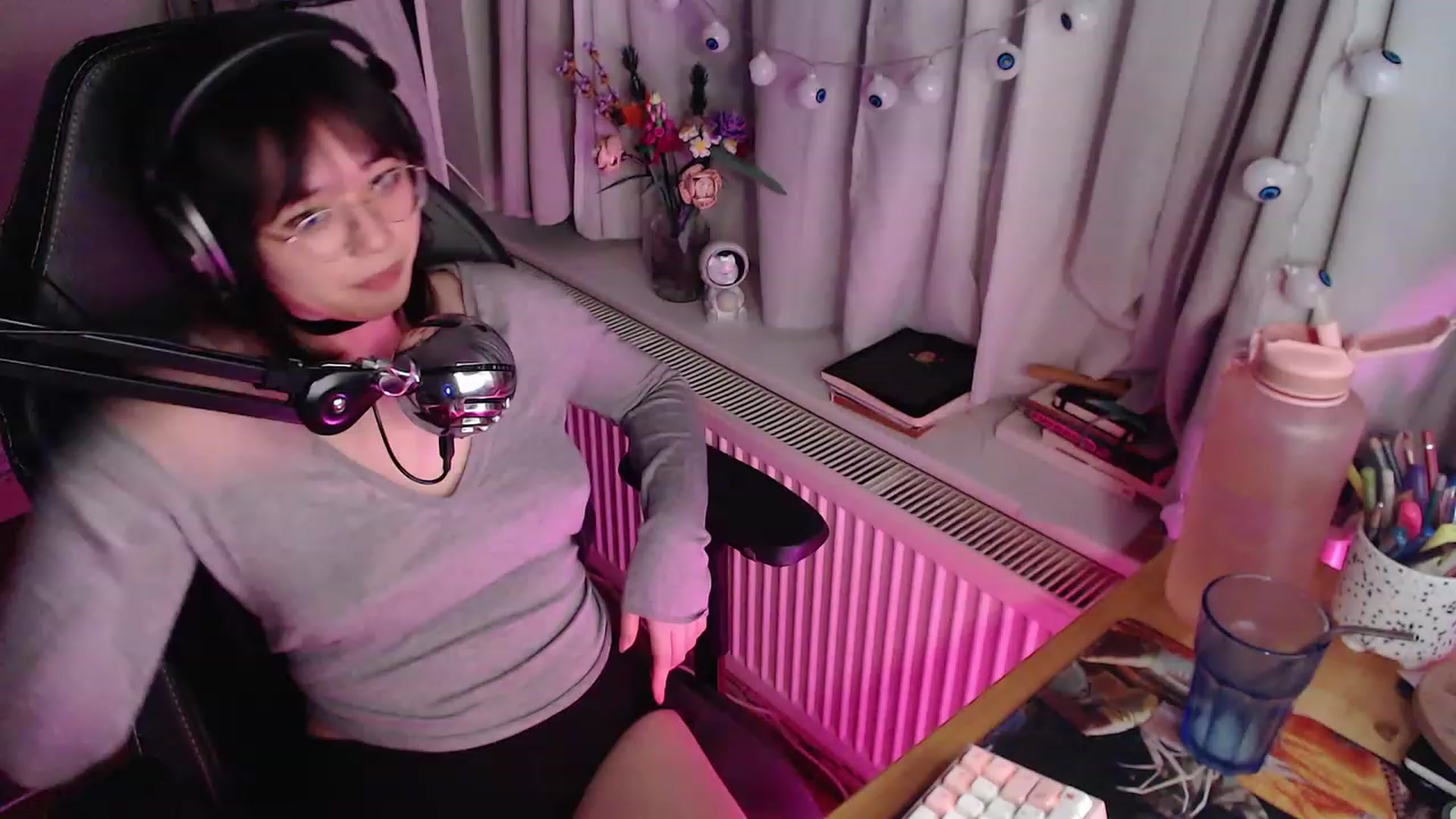 Gallery image thumbnail from Kuromin's myfreecams stream on, 10/21/2023, 01:10 image 14 of 20