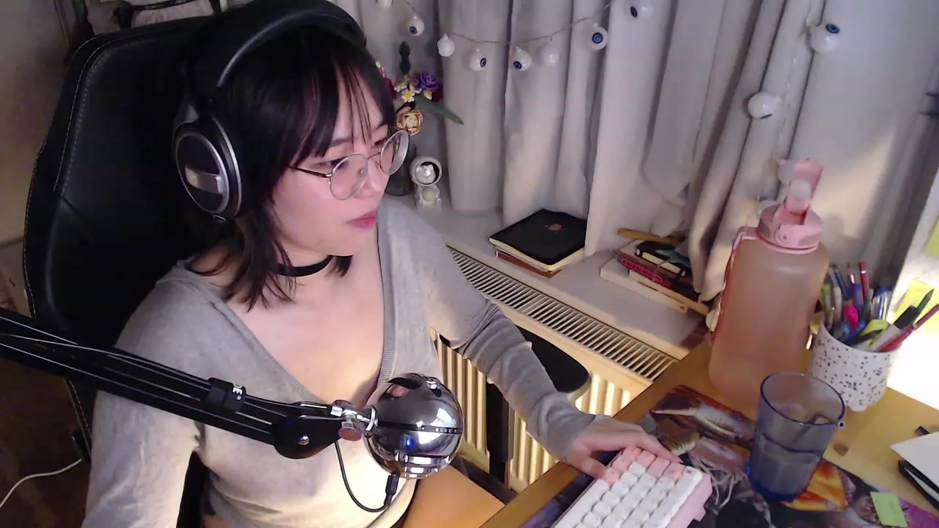 Gallery image thumbnail from Kuromin's myfreecams stream on, 10/21/2023, 16:45 image 14 of 20