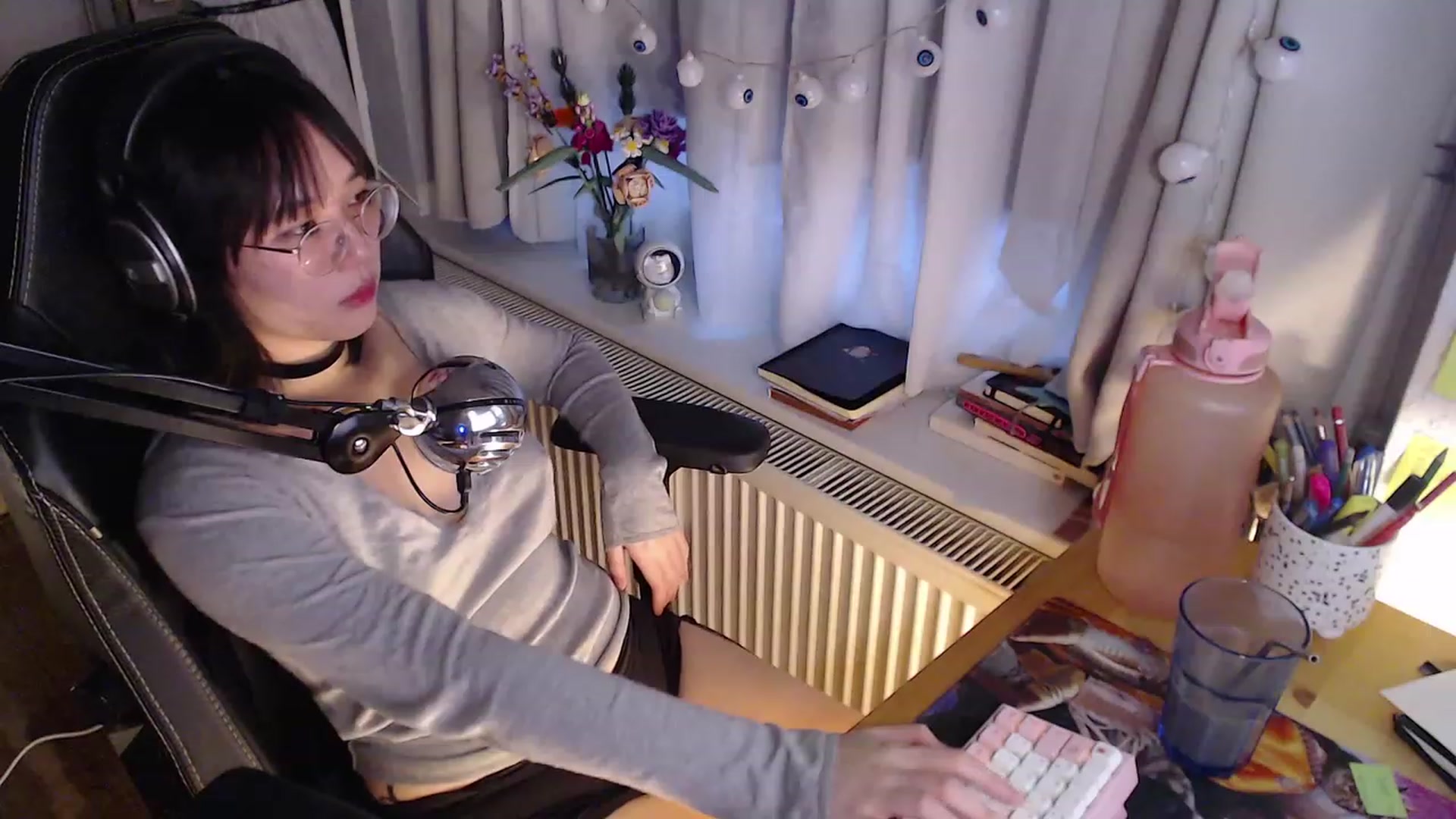 Gallery image thumbnail from Kuromin's myfreecams stream on, 10/21/2023, 16:45 image 4 of 20
