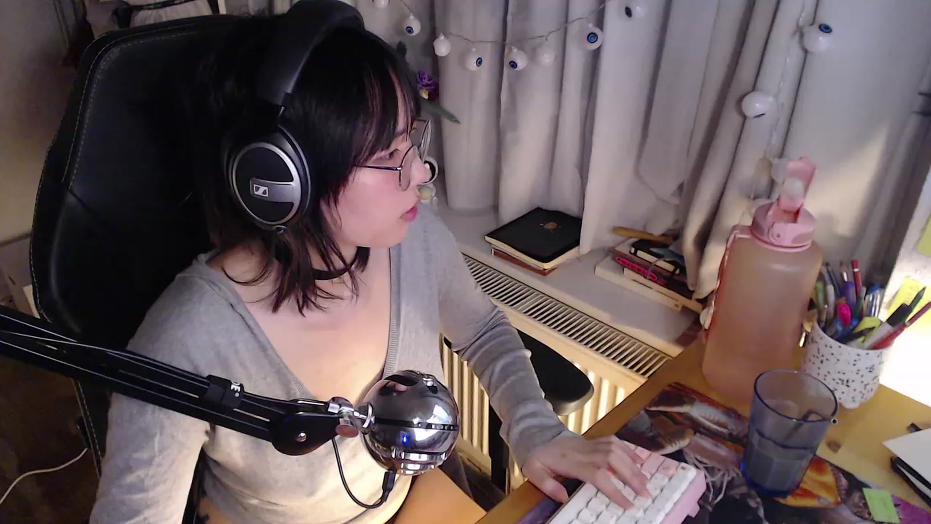Gallery image thumbnail from Kuromin's myfreecams stream on, 10/21/2023, 16:45 image 15 of 20