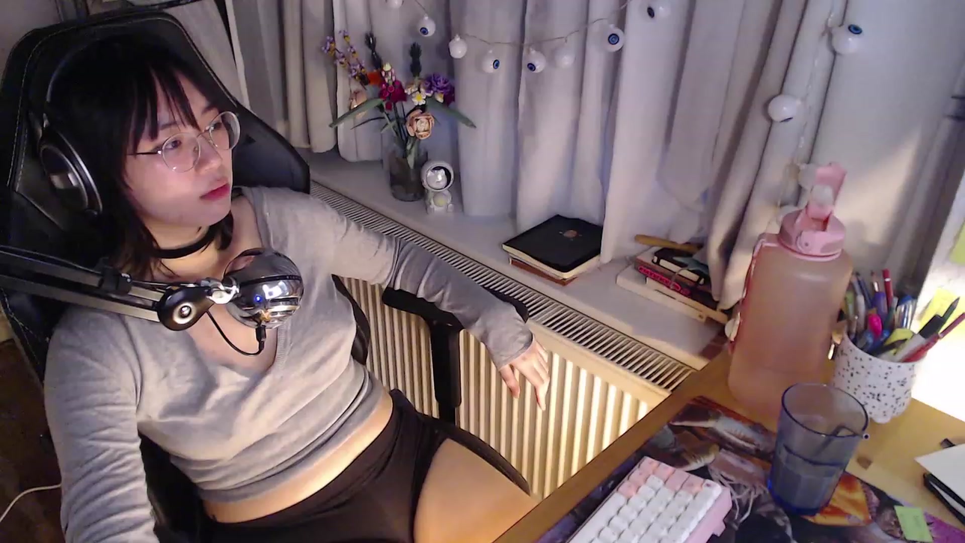 Gallery image thumbnail from Kuromin's myfreecams stream on, 10/21/2023, 16:45 image 11 of 20