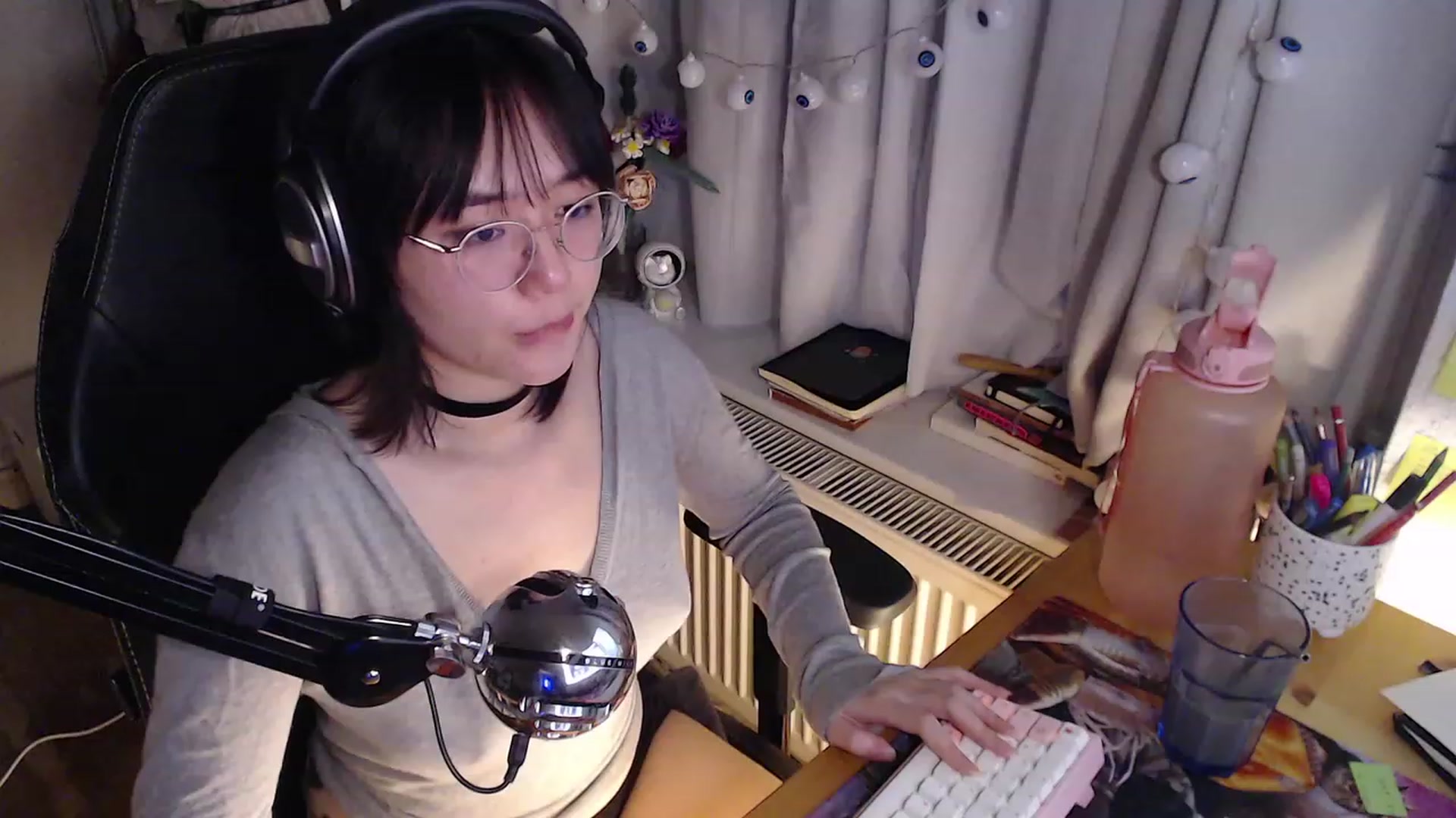 Gallery image thumbnail from Kuromin's myfreecams stream on, 10/21/2023, 16:45 image 13 of 20
