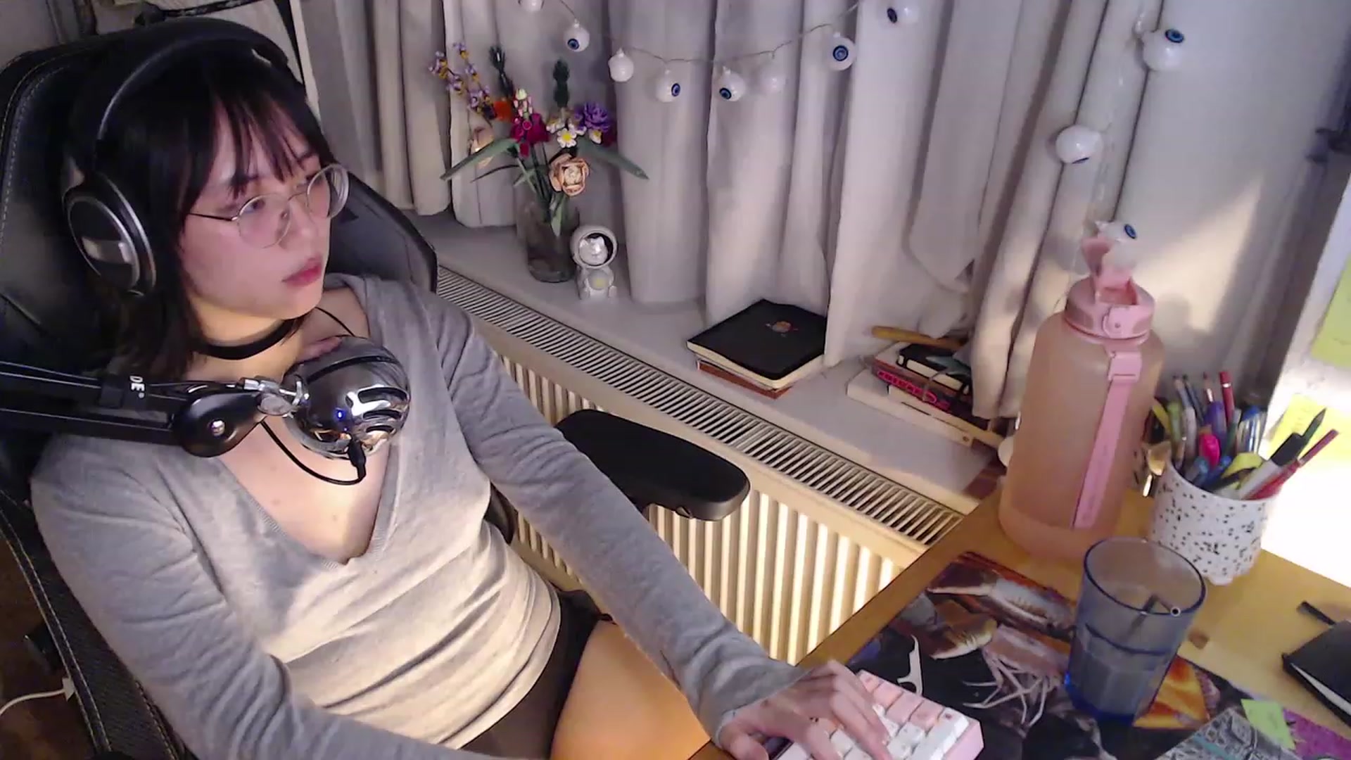 Gallery image thumbnail from Kuromin's myfreecams stream on, 10/21/2023, 20:09 image 8 of 20