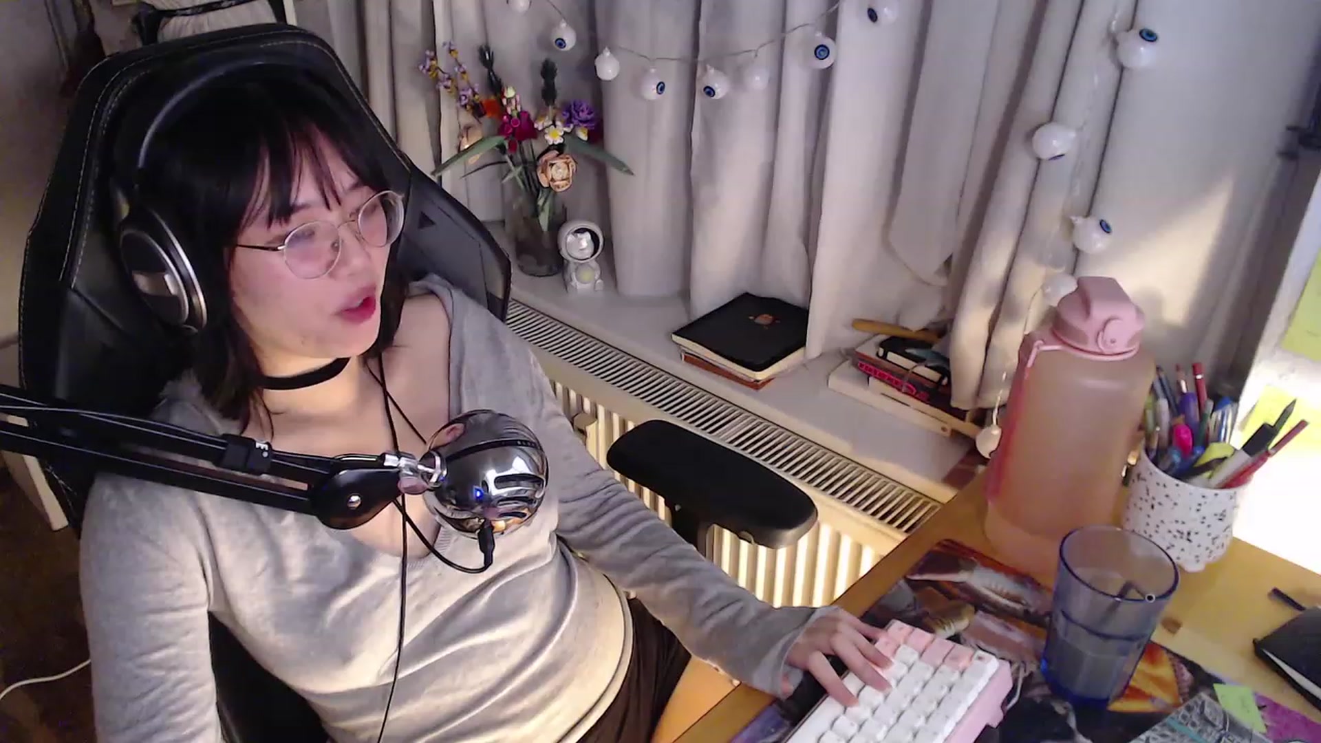 Gallery image thumbnail from Kuromin's myfreecams stream on, 10/21/2023, 20:09 image 3 of 20