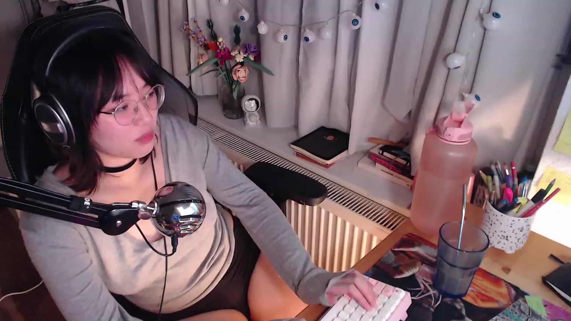 Gallery image thumbnail from Kuromin's myfreecams stream on, 10/21/2023, 22:22 image 8 of 20
