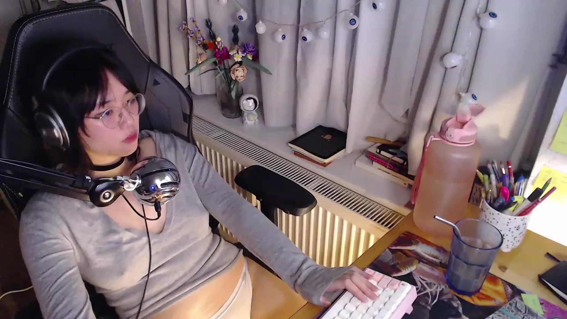 Gallery image thumbnail from Kuromin's myfreecams stream on, 10/21/2023, 22:22 image 18 of 20