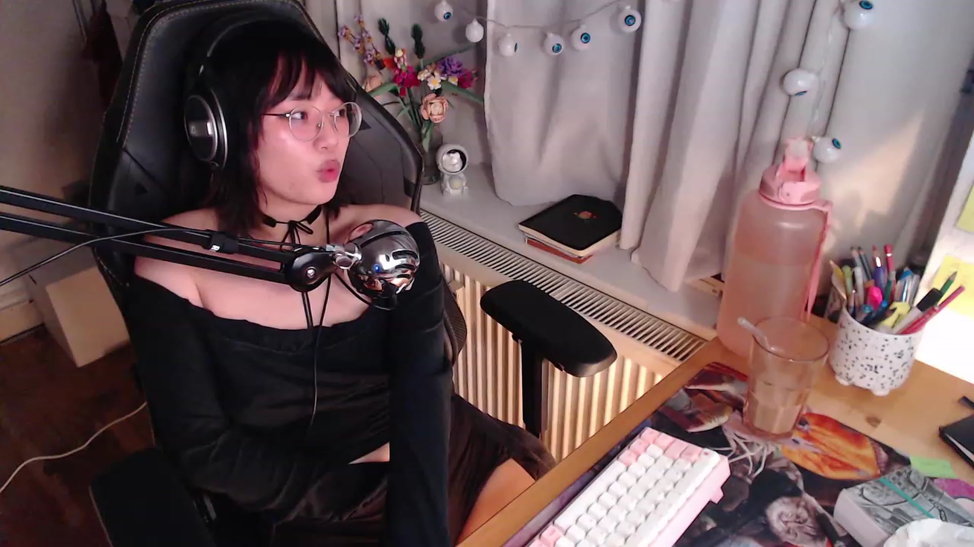 Gallery image thumbnail from Kuromin's myfreecams stream on, 10/22/2023, 17:41 image 18 of 20