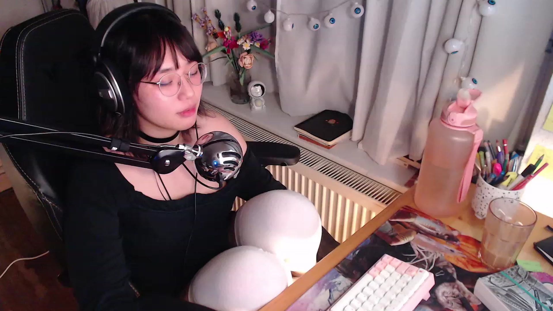 Gallery image thumbnail from Kuromin's myfreecams stream on, 10/22/2023, 19:54 image 10 of 20