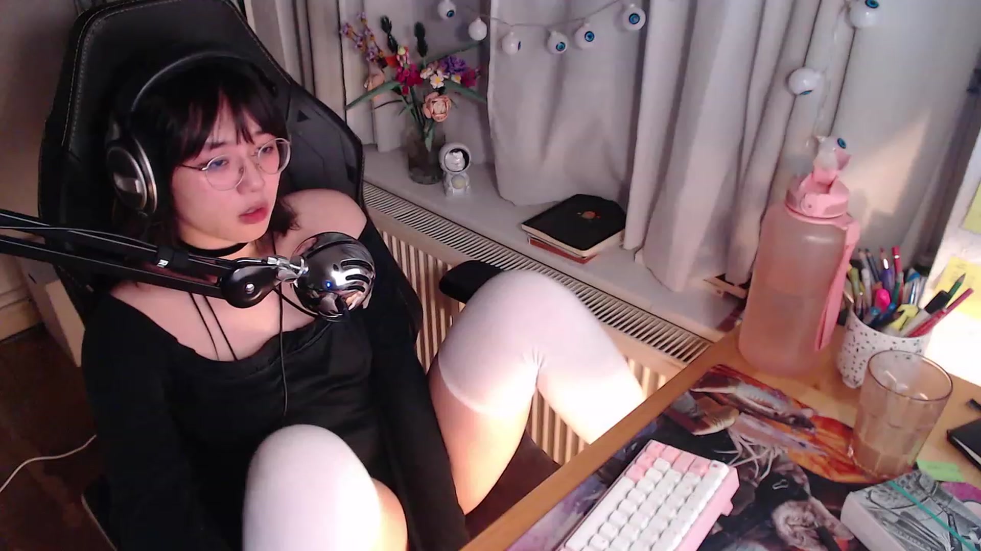 Gallery image thumbnail from Kuromin's myfreecams stream on, 10/22/2023, 19:54 image 16 of 20
