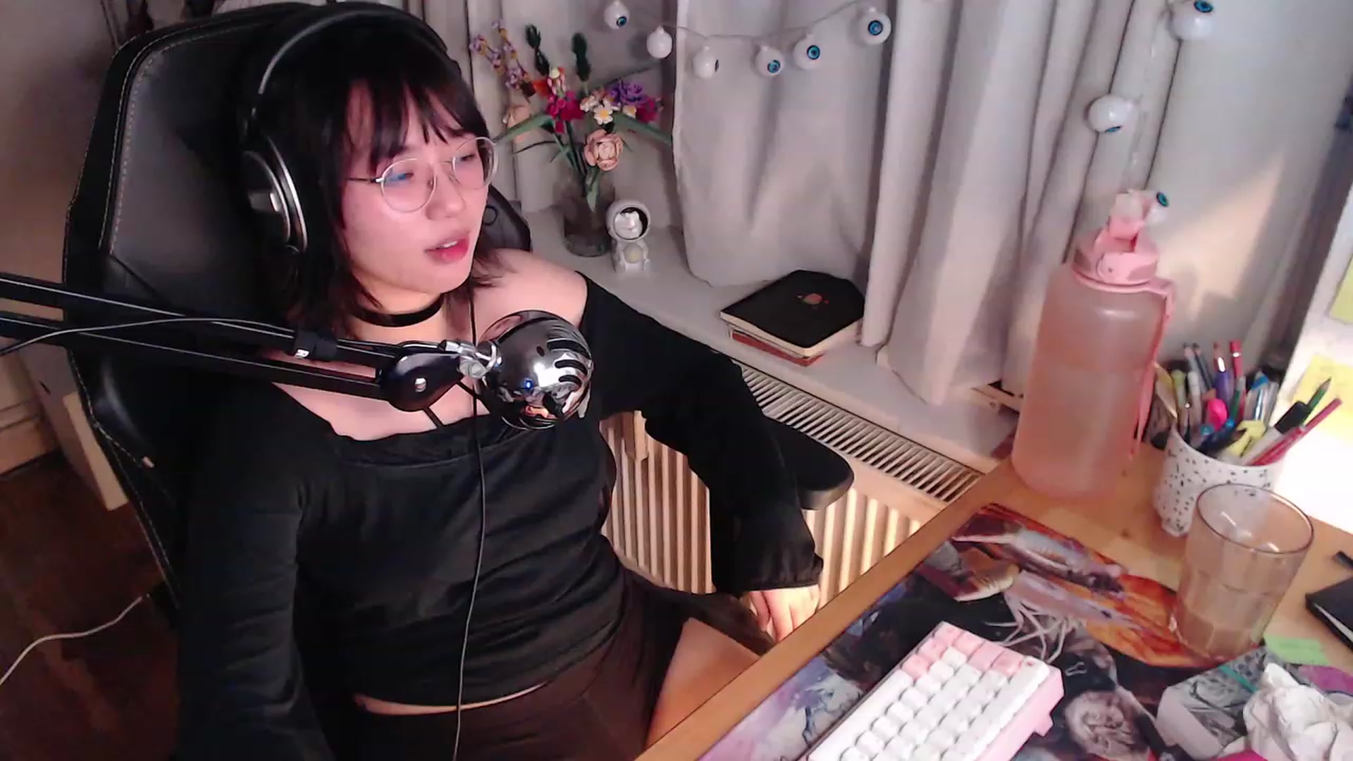 Gallery image thumbnail from Kuromin's myfreecams stream on, 10/22/2023, 19:54 image 3 of 20