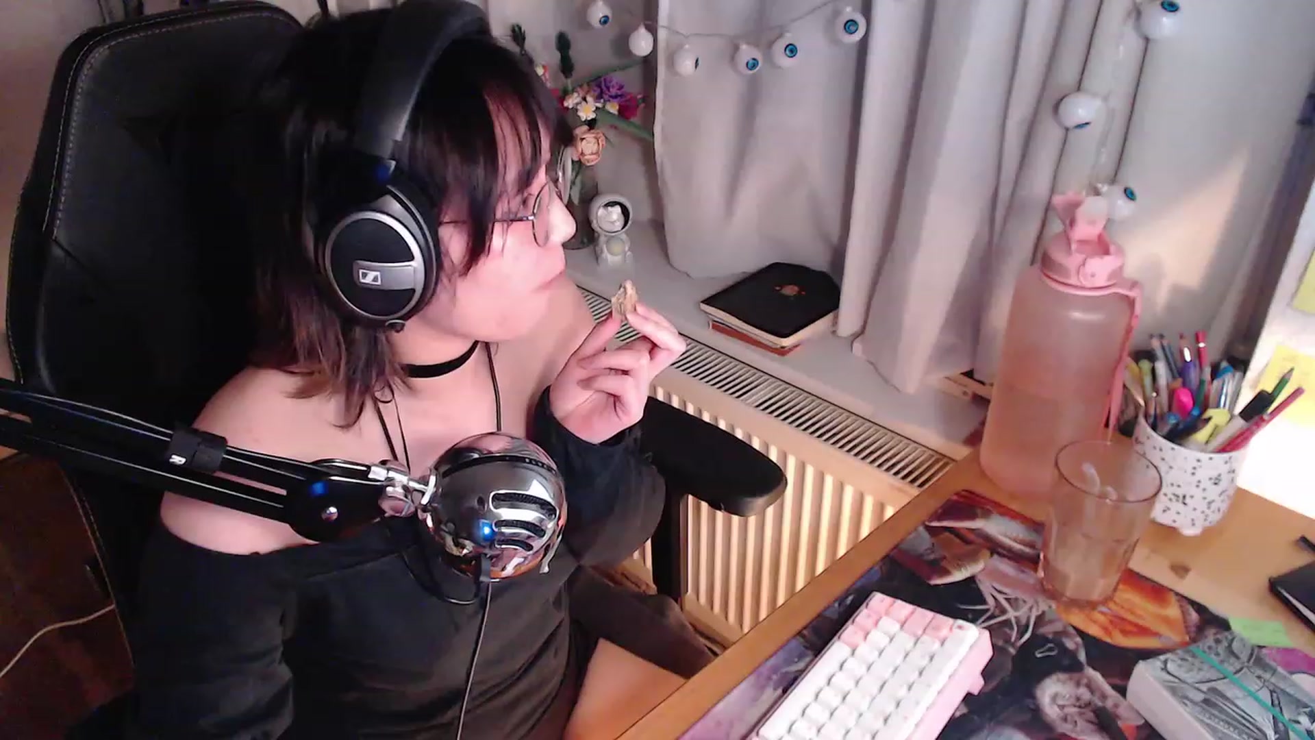 Gallery image thumbnail from Kuromin's myfreecams stream on, 10/22/2023, 21:21 image 10 of 20