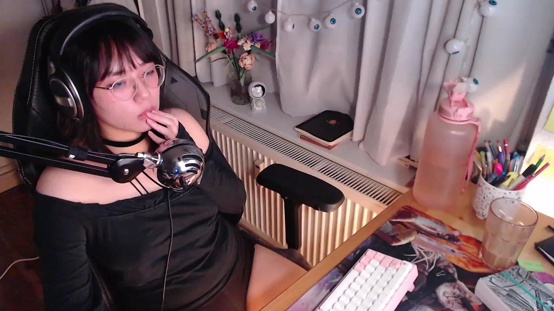 Gallery image thumbnail from Kuromin's myfreecams stream on, 10/22/2023, 21:21 image 7 of 20