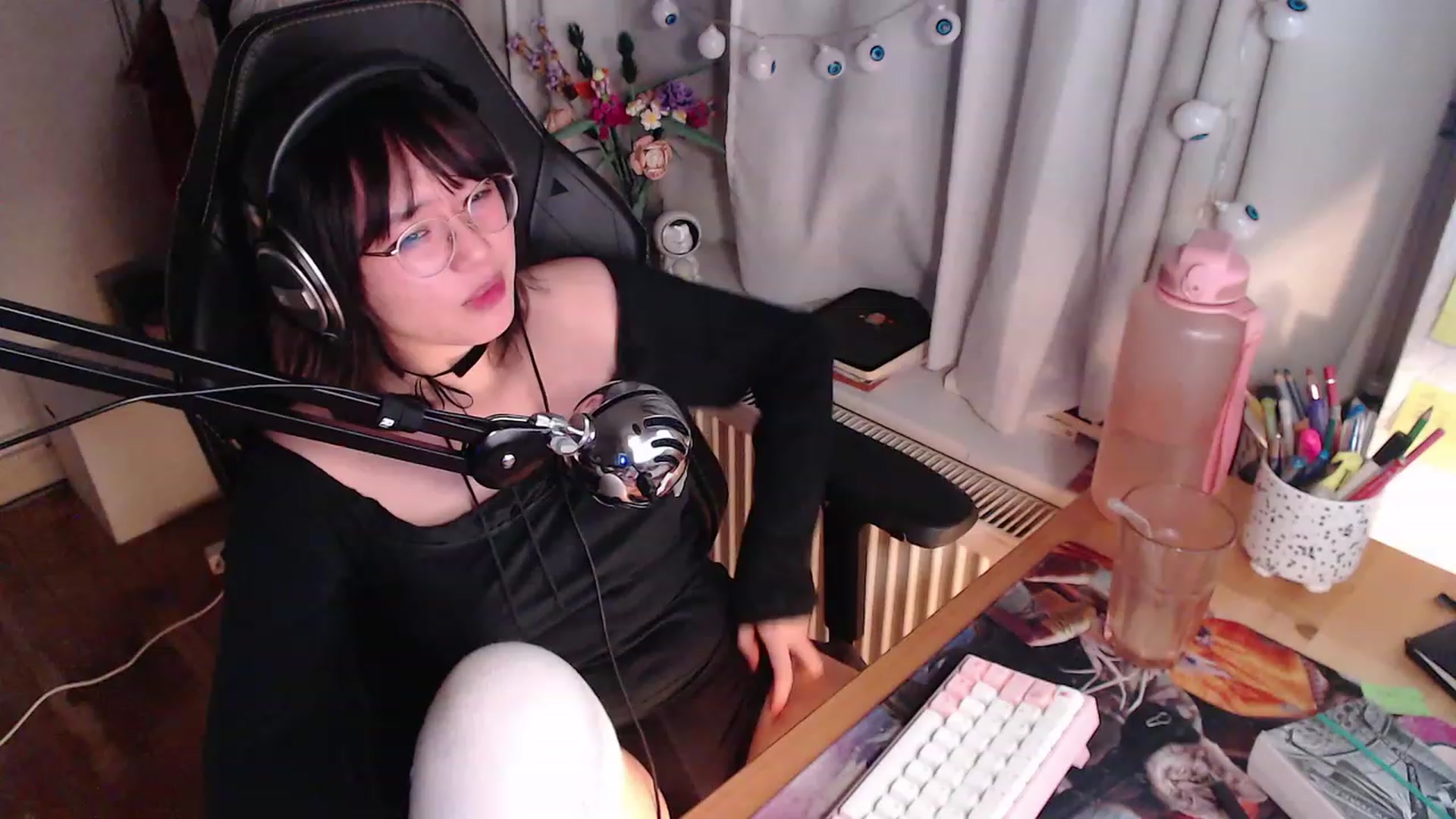 Gallery image thumbnail from Kuromin's myfreecams stream on, 10/22/2023, 21:21 image 18 of 20